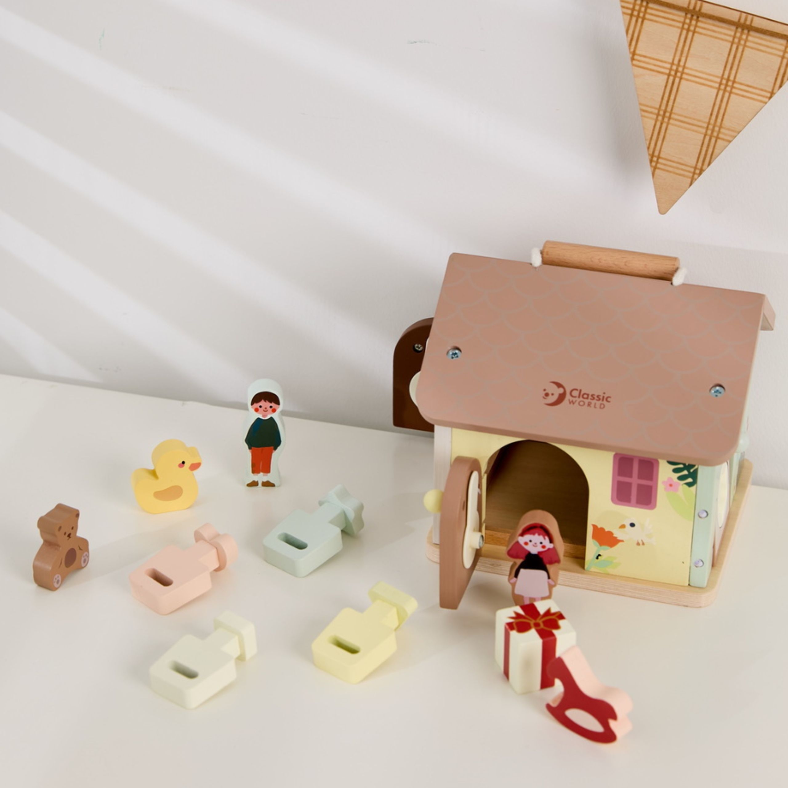 Drewniany domek sensoryczny edukacyjny z zamkami kluczykami 11el. - 5 z 13