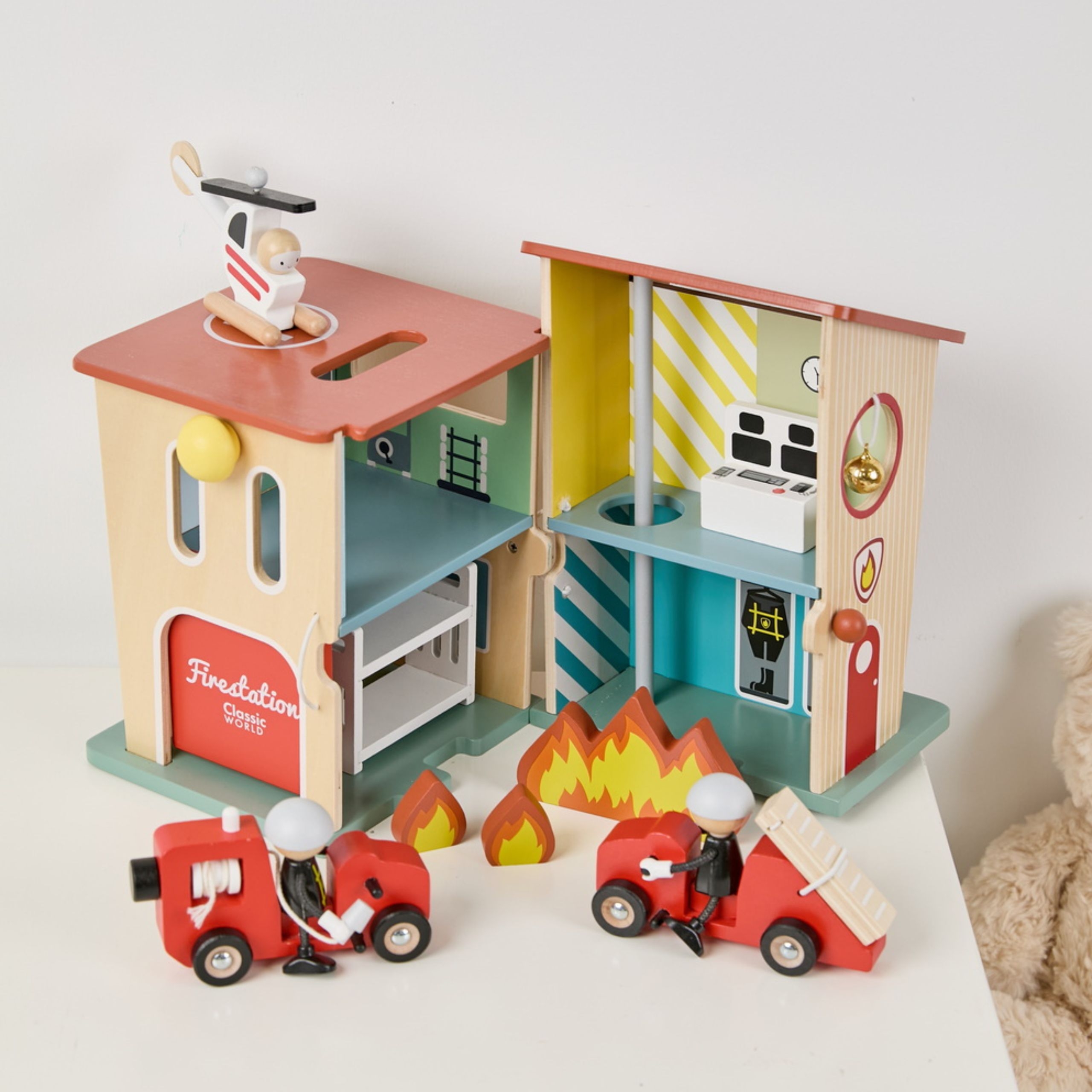 Remiza strażacka drewniana garaż auto helikopter figurki 13el. - 6 z 12