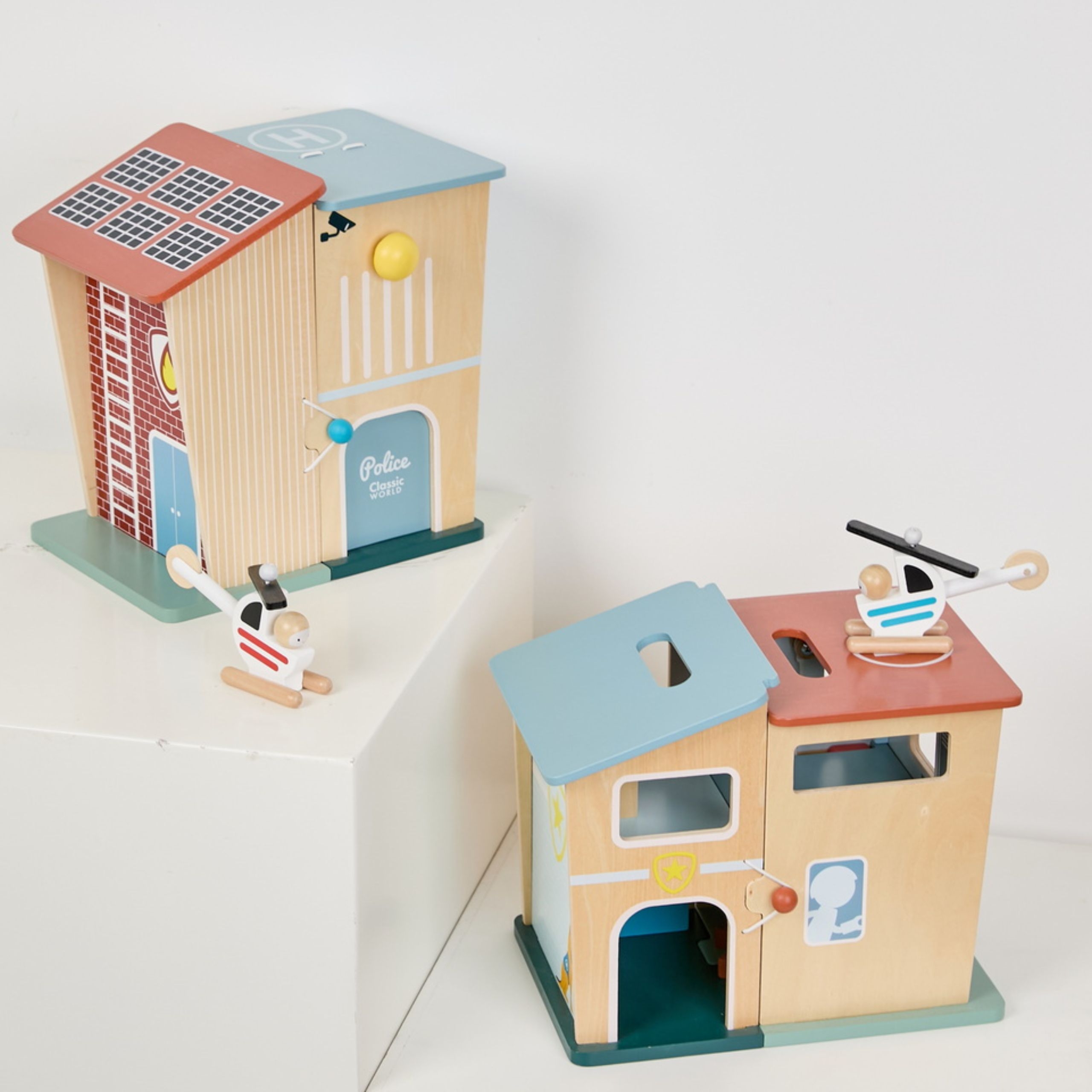 Remiza strażacka drewniana garaż auto helikopter figurki 13el. - 9 z 12