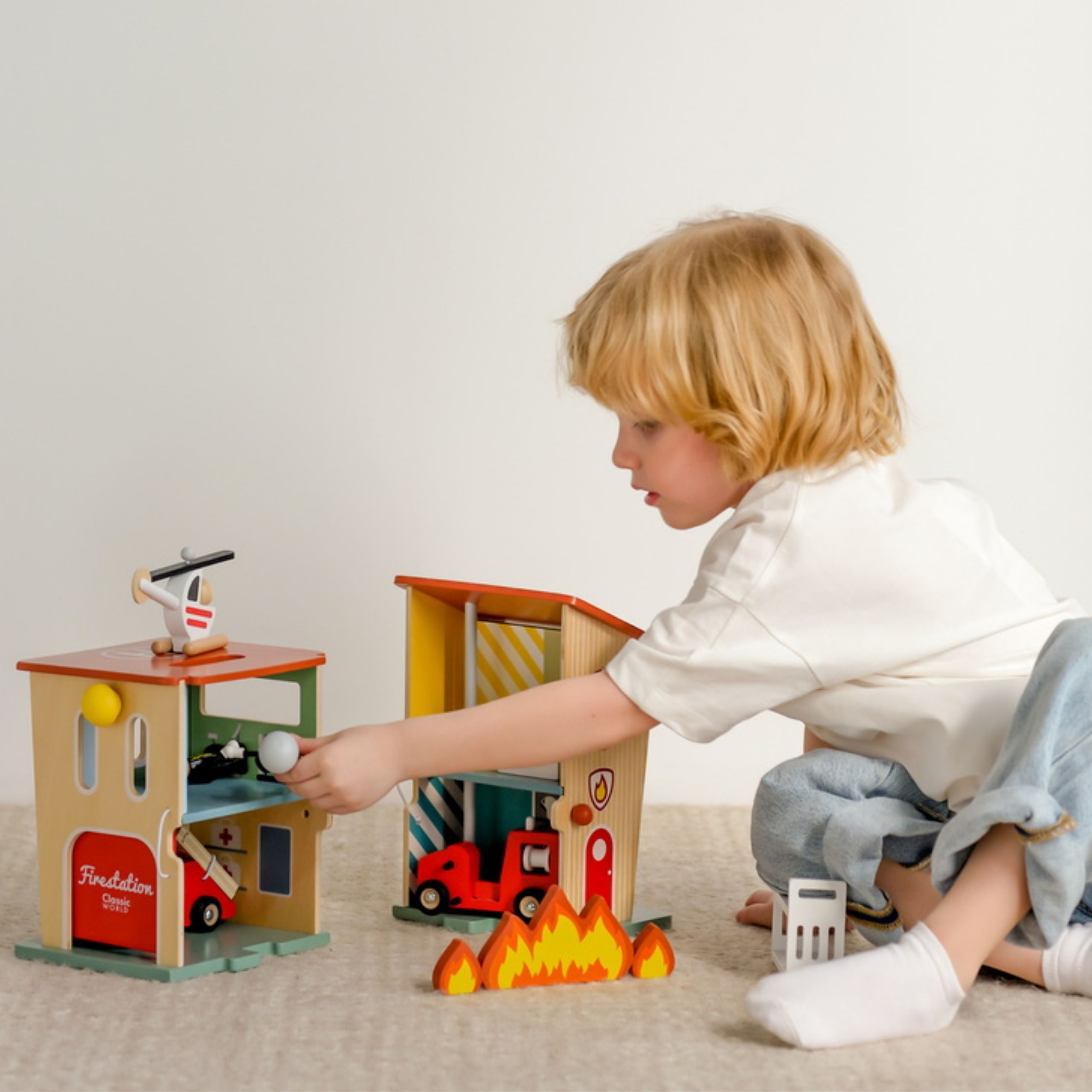 Remiza strażacka drewniana garaż auto helikopter figurki 13el. - 2 z 12