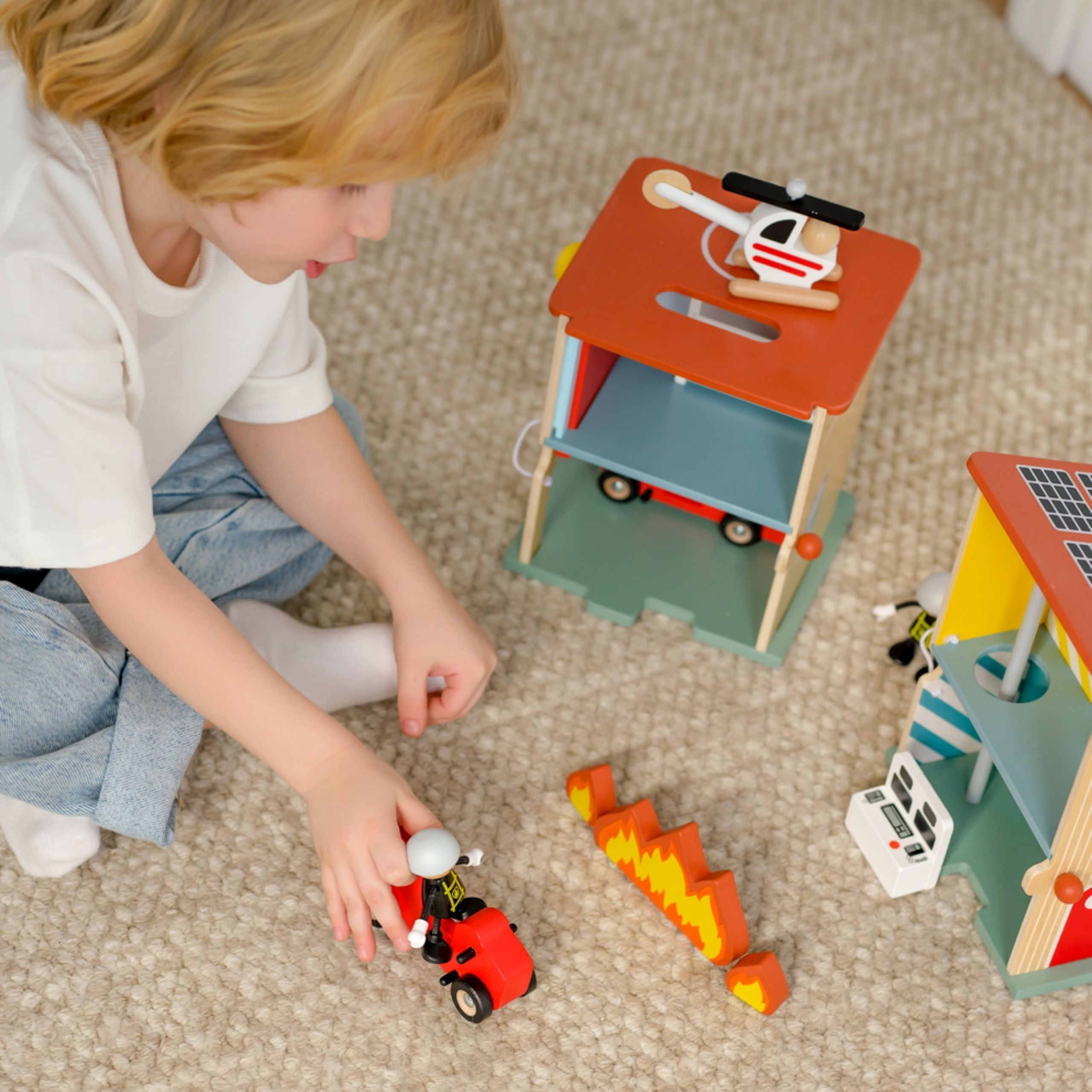 Remiza strażacka drewniana garaż auto helikopter figurki 13el. - 4 z 12