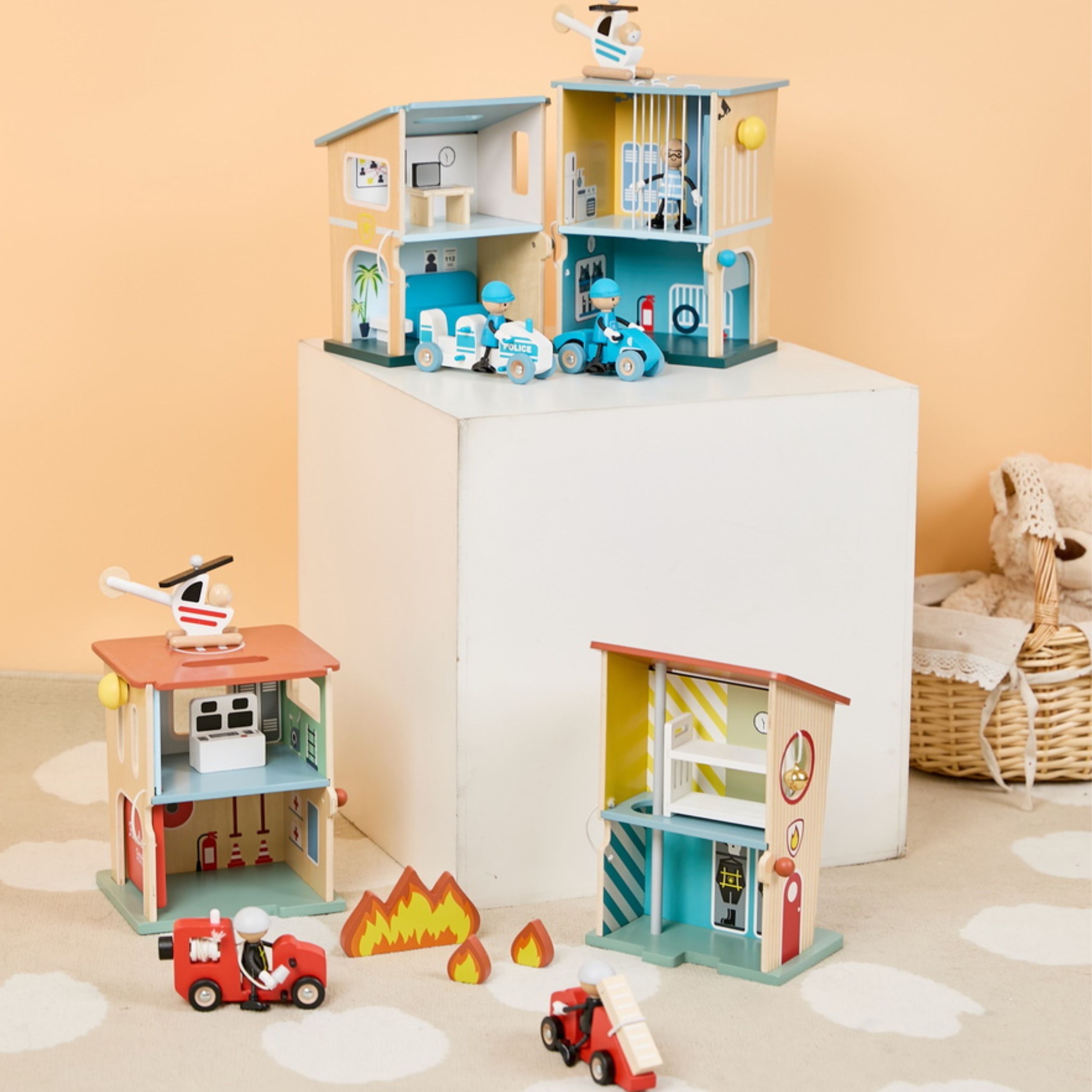 Posterunek policji drewniany samochód helikopter figurki 12el. - 8 z 11