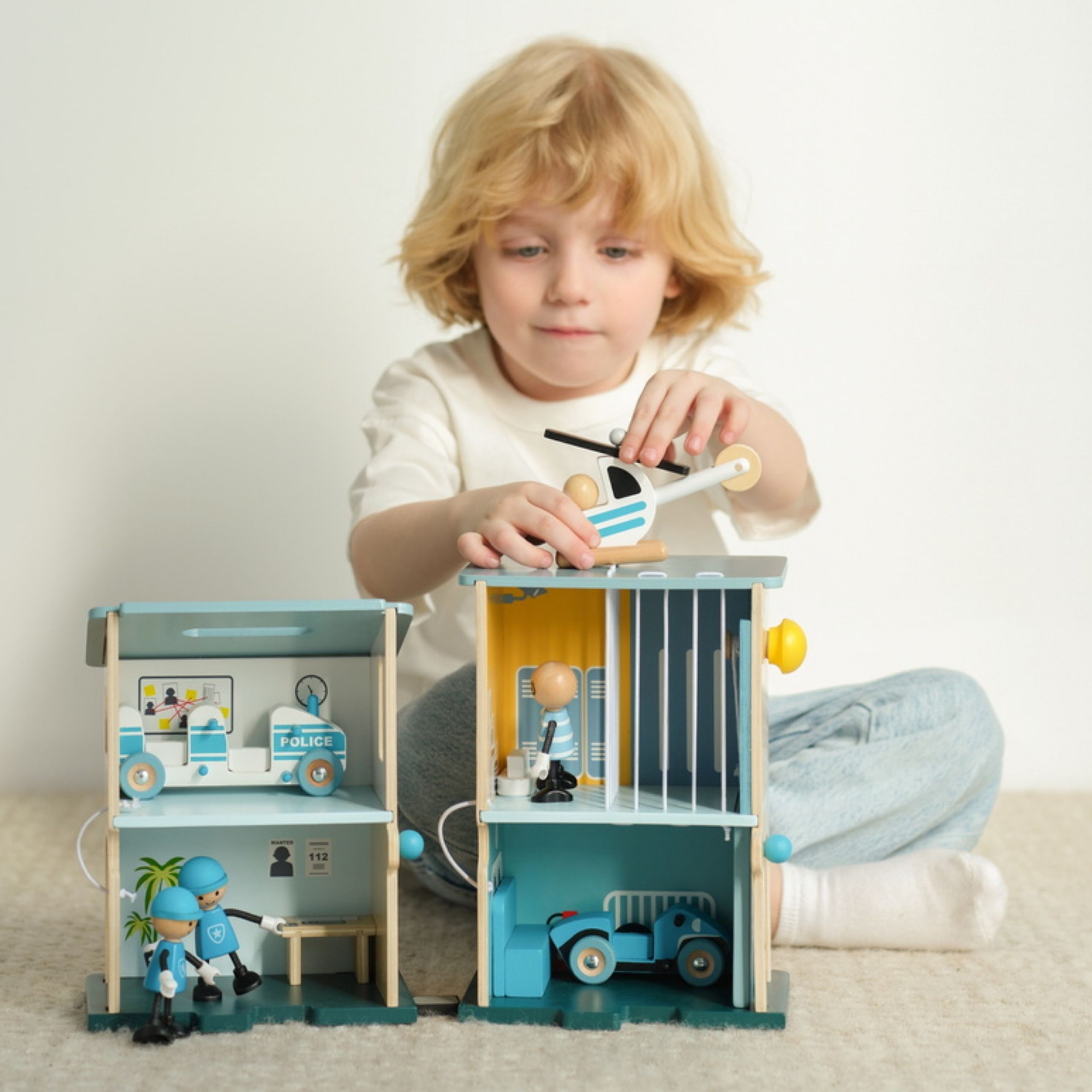 Posterunek policji drewniany samochód helikopter figurki 12el. - 2 z 11