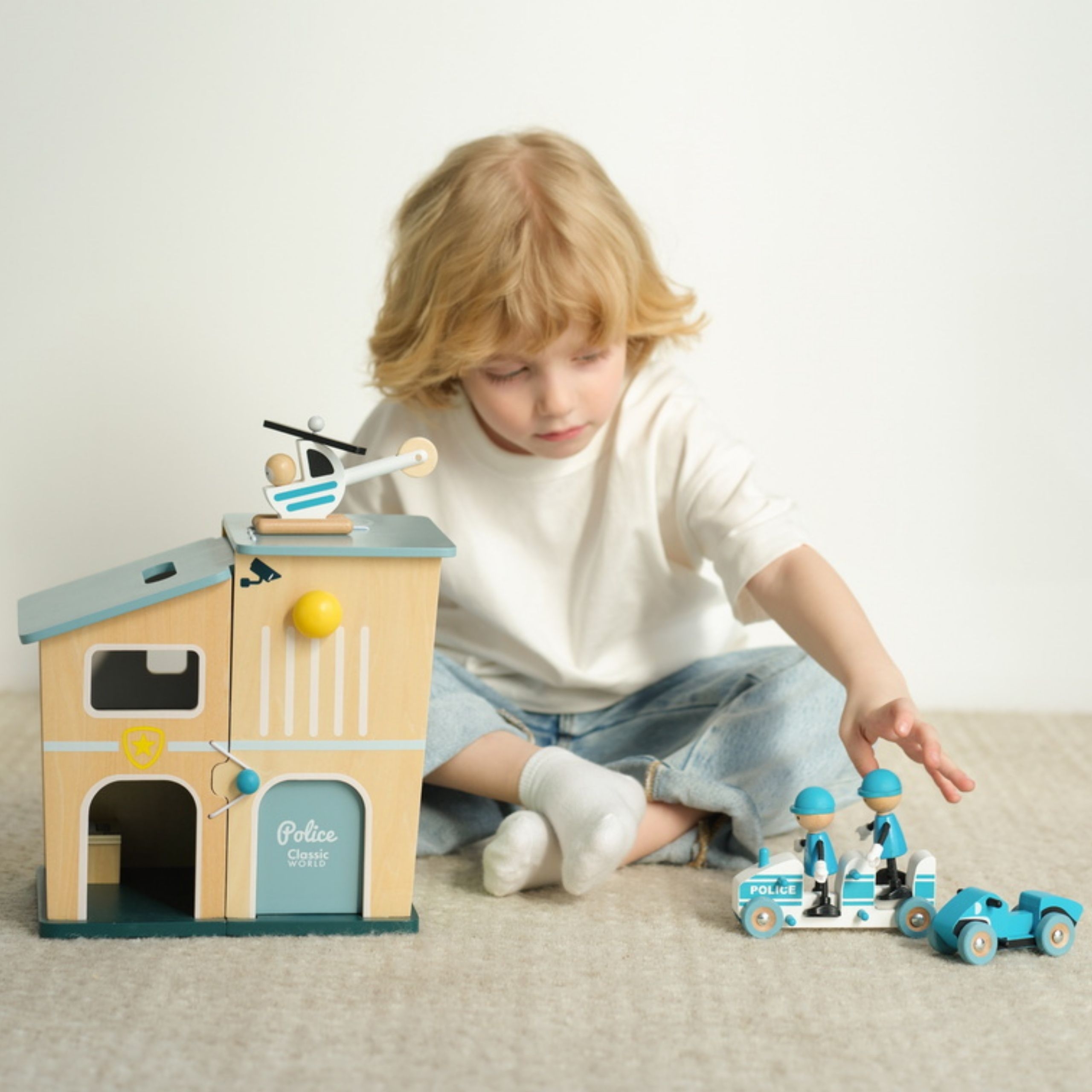 Posterunek policji drewniany samochód helikopter figurki 12el. - 4 z 11