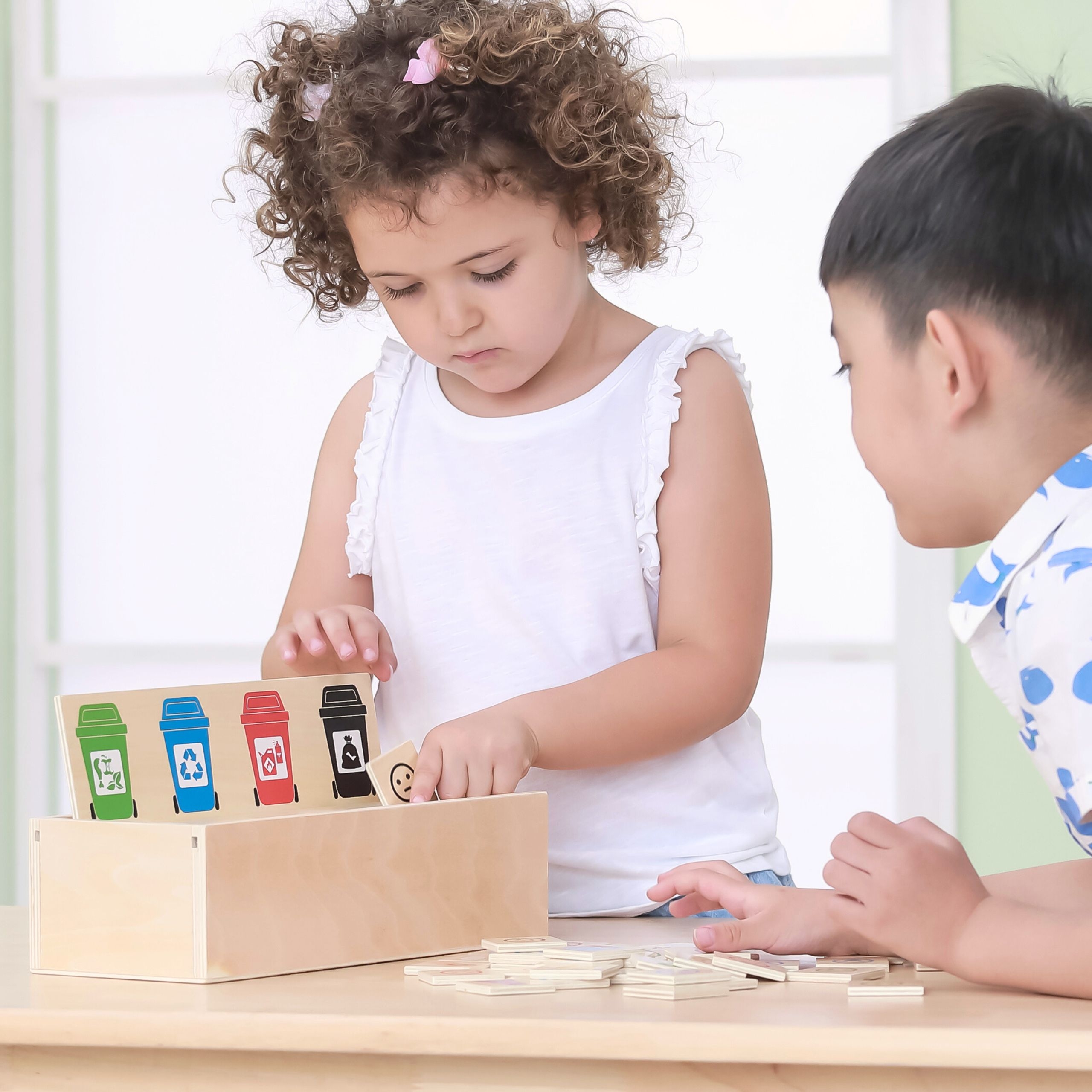 Układanka gra edukacyjna drewniana do nauki sortowania śmieci - 9 z 10