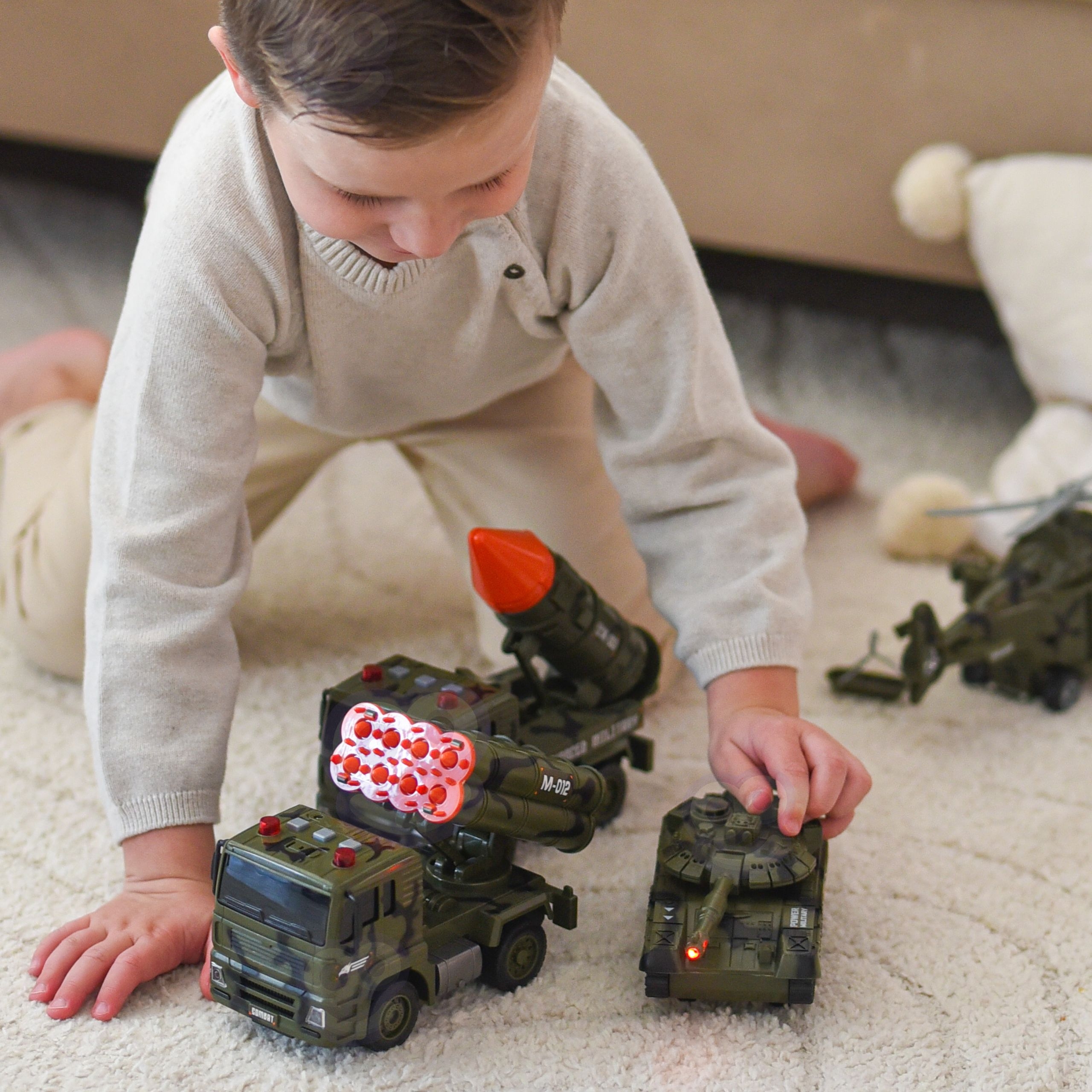 Zestaw pojazdów wojskowych z wyrzutnią czołg helikopter 4szt skala 1:20 - 3 z 19