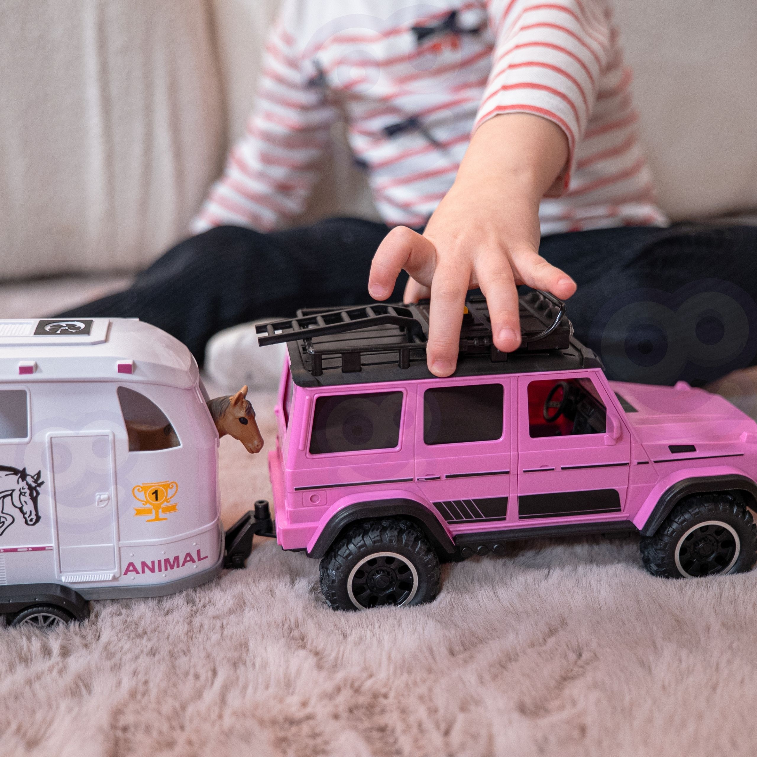 Zestaw różowy samochód terenowy z przyczepką i figurką konia - 8 z 9