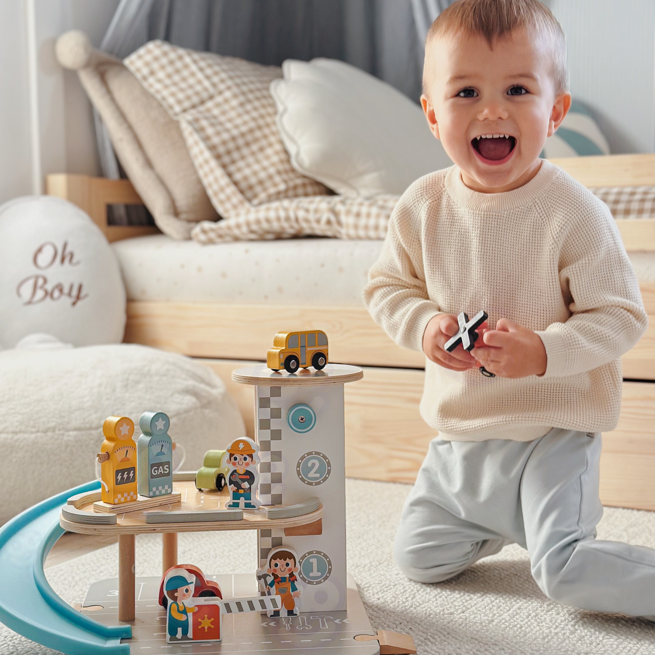 Drewniany parking piętrowy 2w1 stacja benzynowa z autkami i figurkami 12 el. fsc - 9 z 13