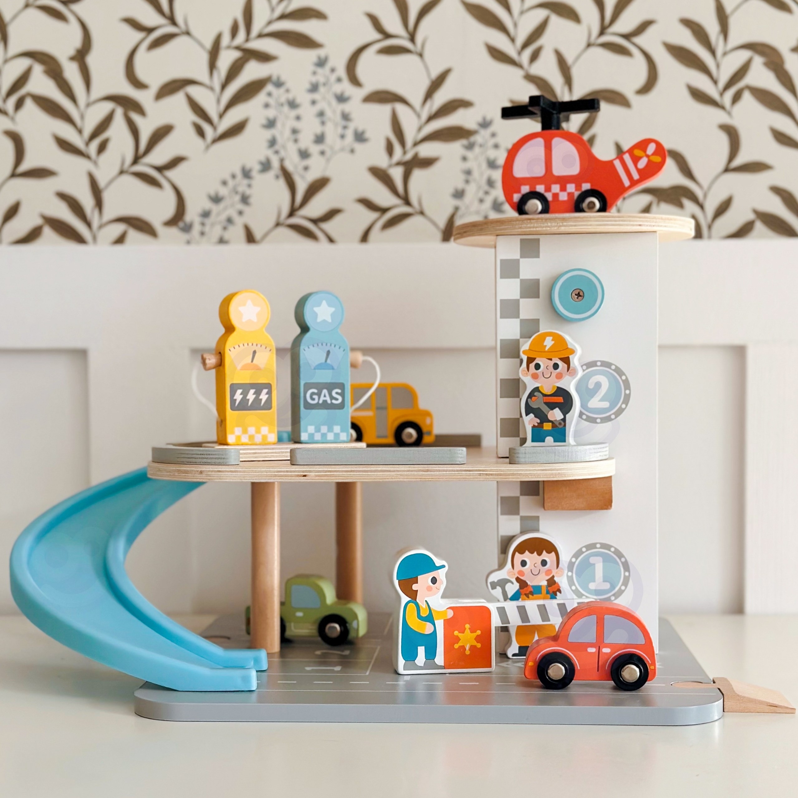 Drewniany parking piętrowy 2w1 stacja benzynowa z autkami i figurkami 12 el. fsc - 13 z 13