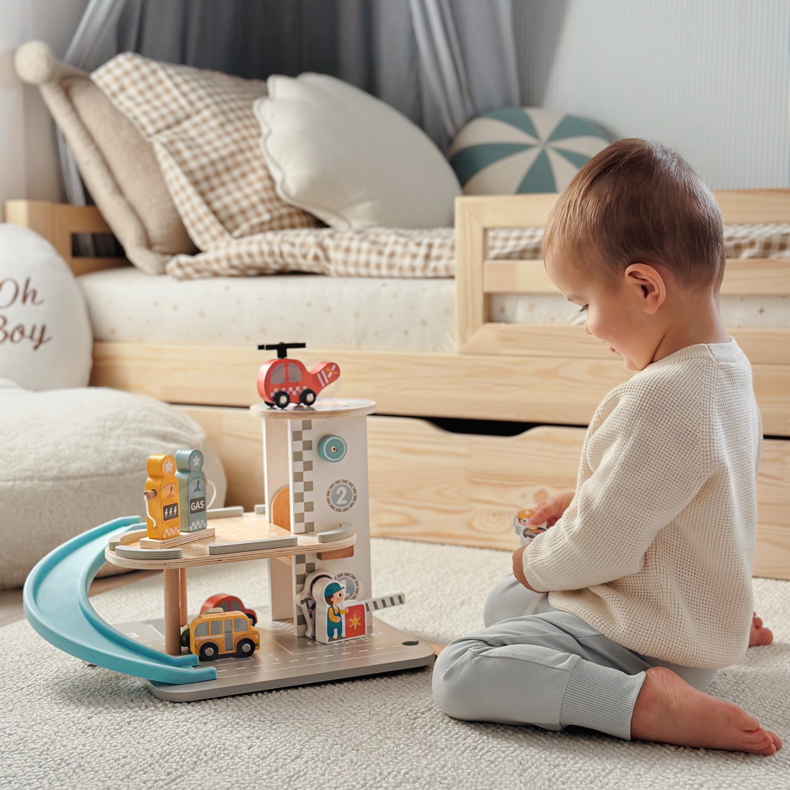 Drewniany parking piętrowy 2w1 stacja benzynowa z autkami i figurkami 12 el. fsc - 11 z 13