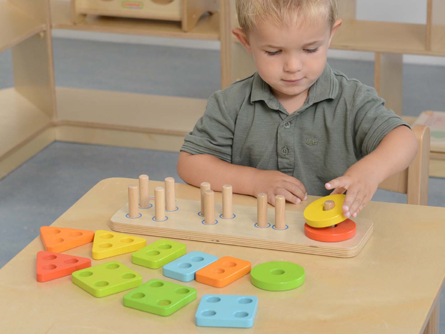 Drewniany sorter kształtów kolorowe klocki montessori
