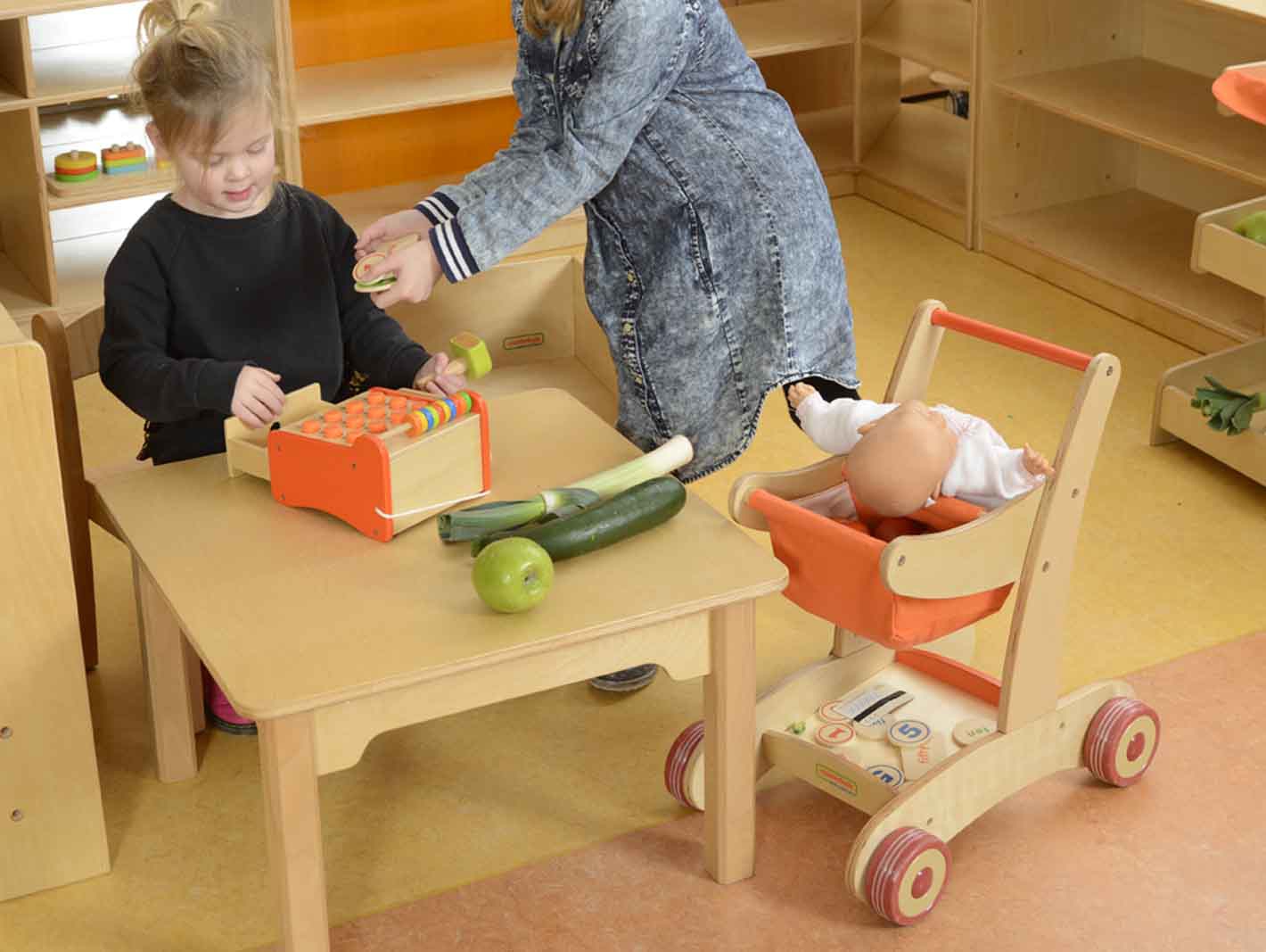 Drewniany wózek sklepowy na zakupy