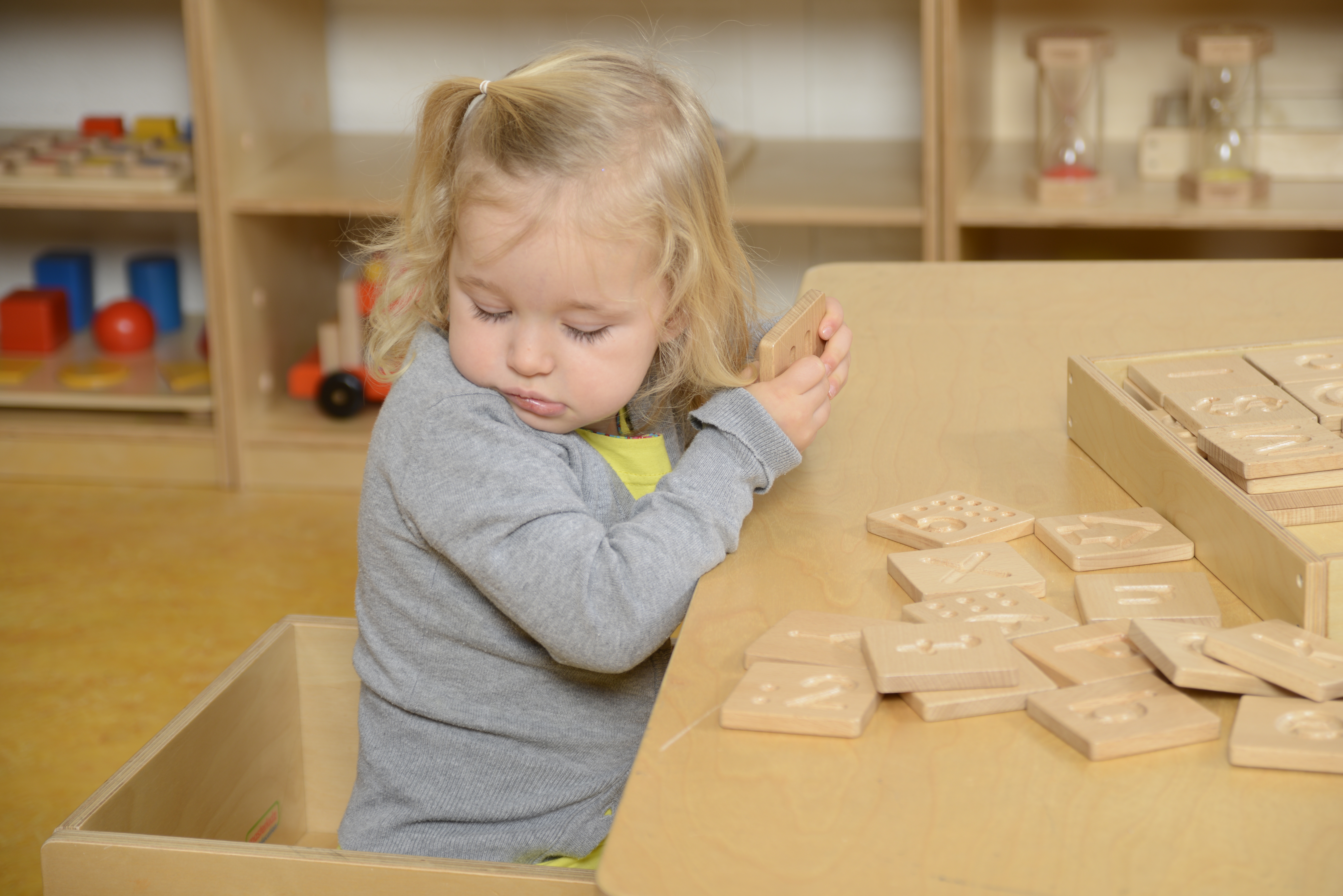 Zabawka sensoryczna rozpoznaj dotykiem literki cyfry kształty montessori
