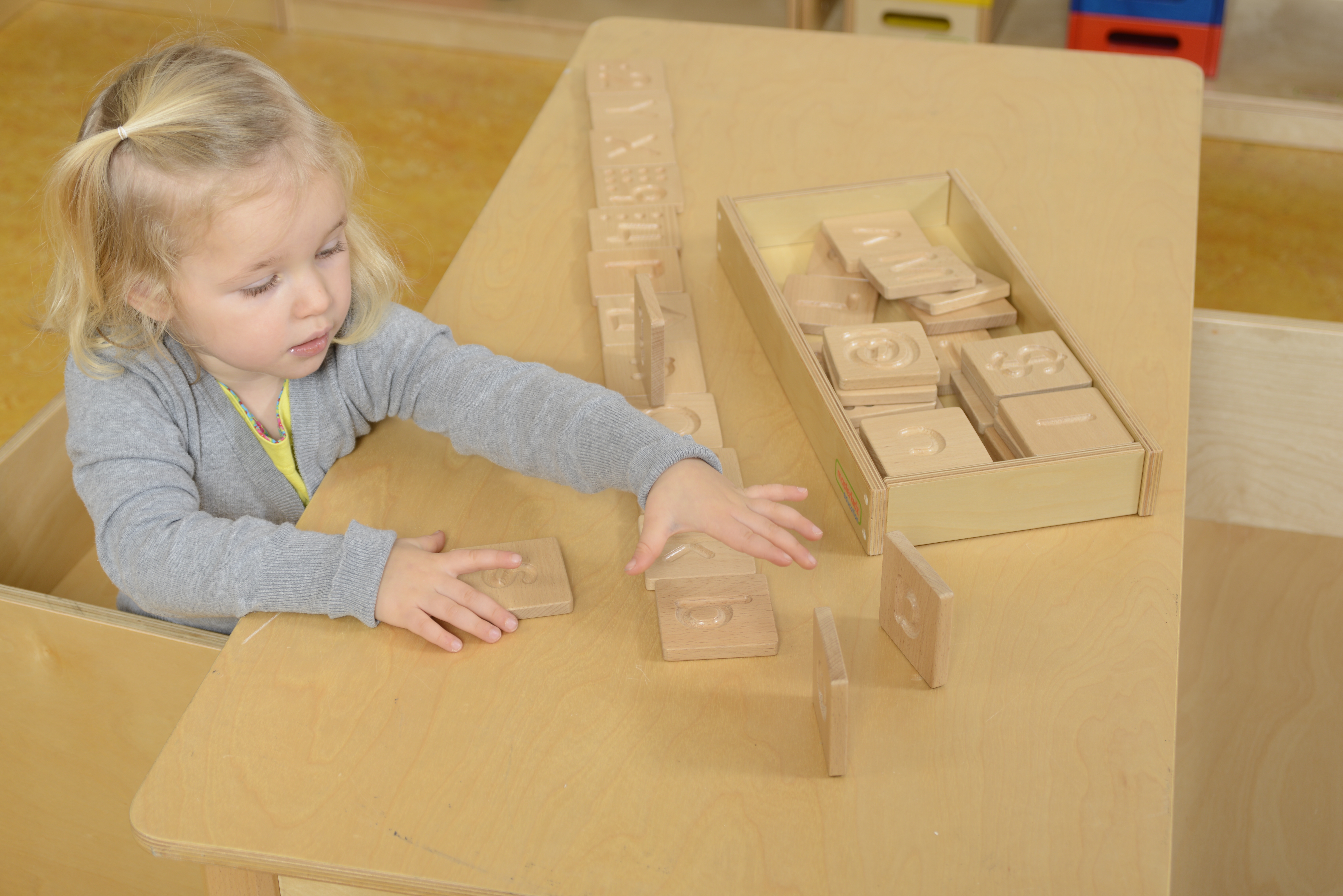 Zabawka sensoryczna rozpoznaj dotykiem literki cyfry kształty montessori