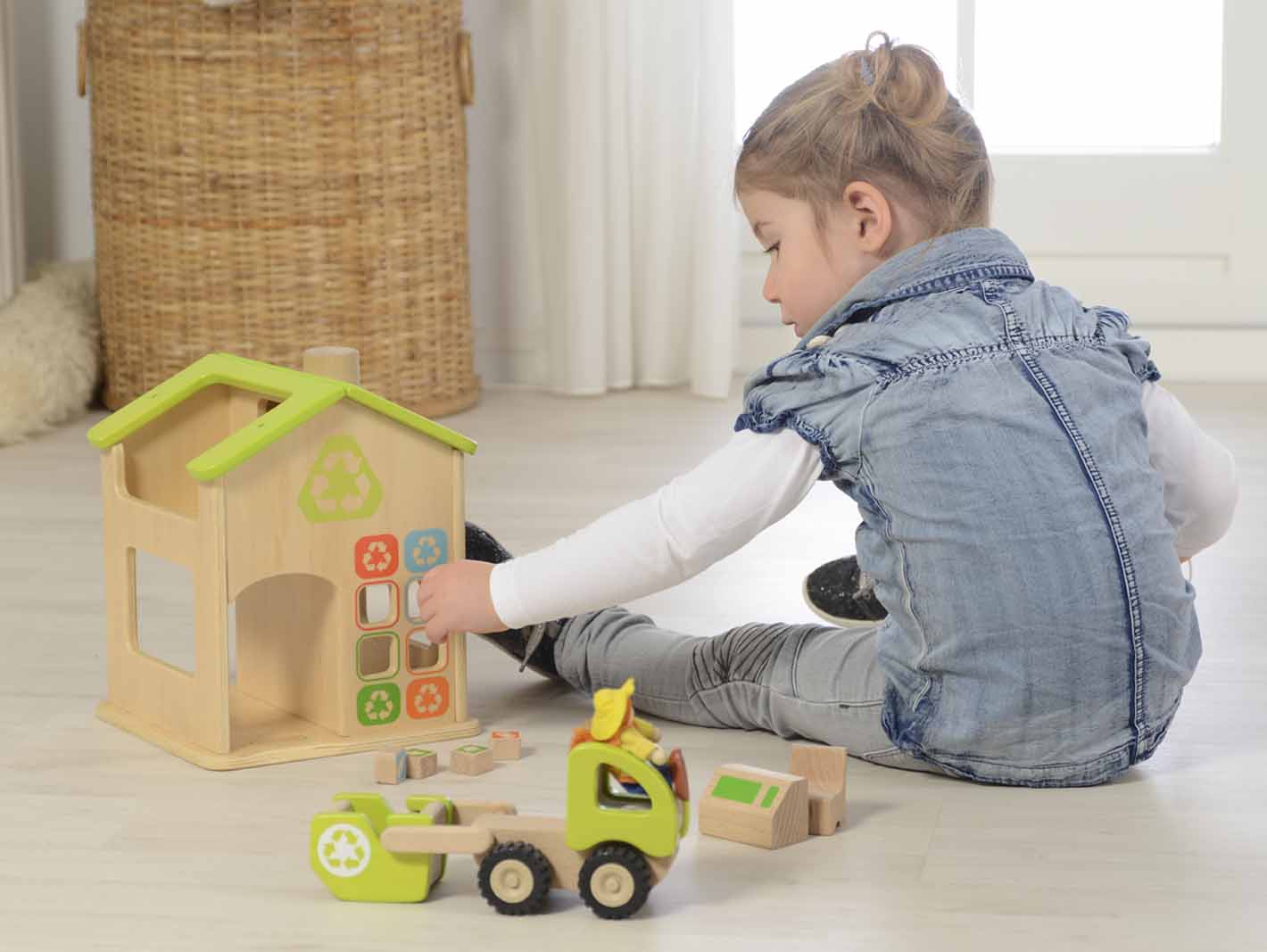 Stacja sortowania śmieci i recyklingu drewniana makieta