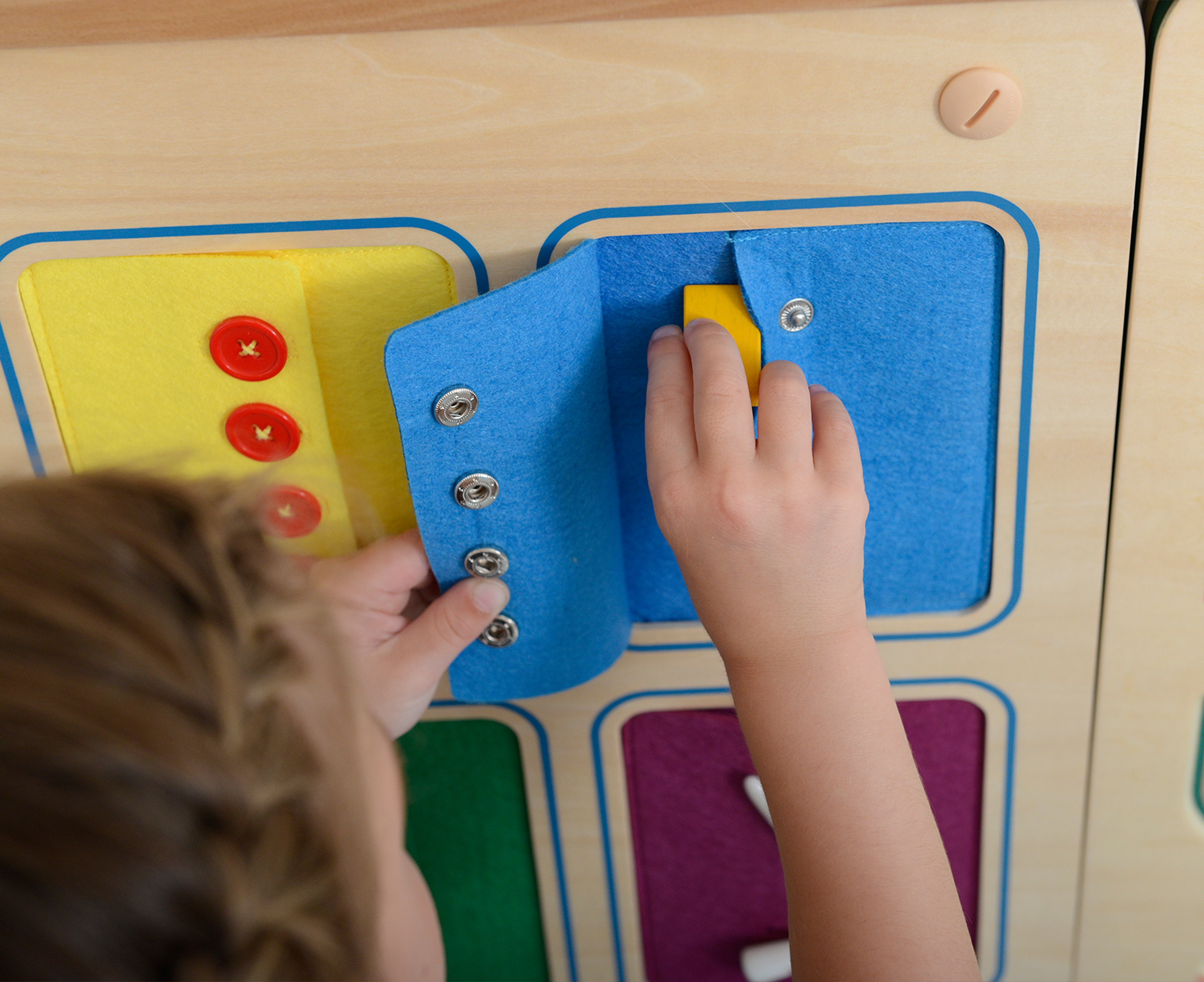 Tablica ścienna otwieranie i zamykanie zamków suwaki guziki montessori