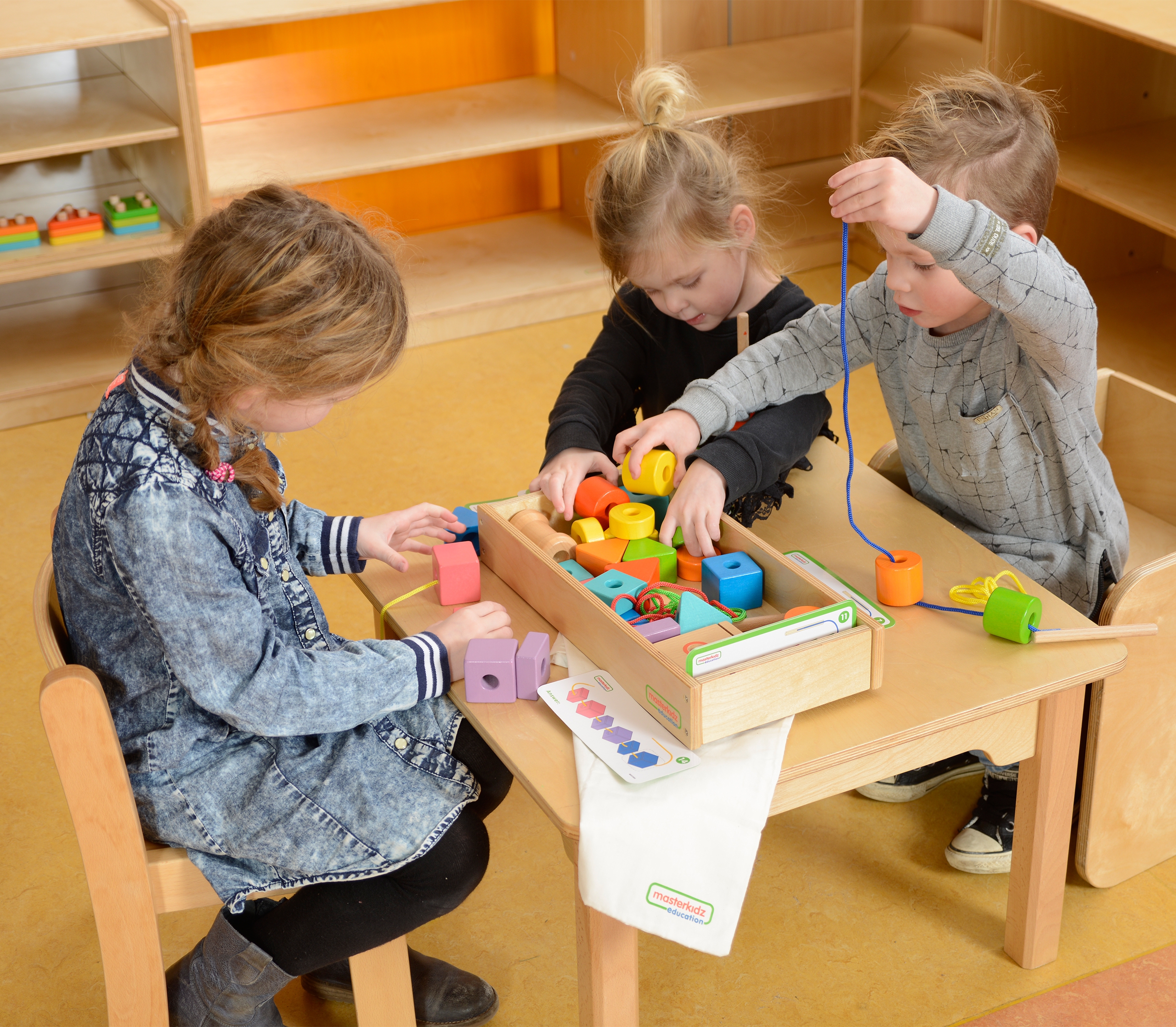 Duża drewniana nawlekanka sznurowanka montessori
