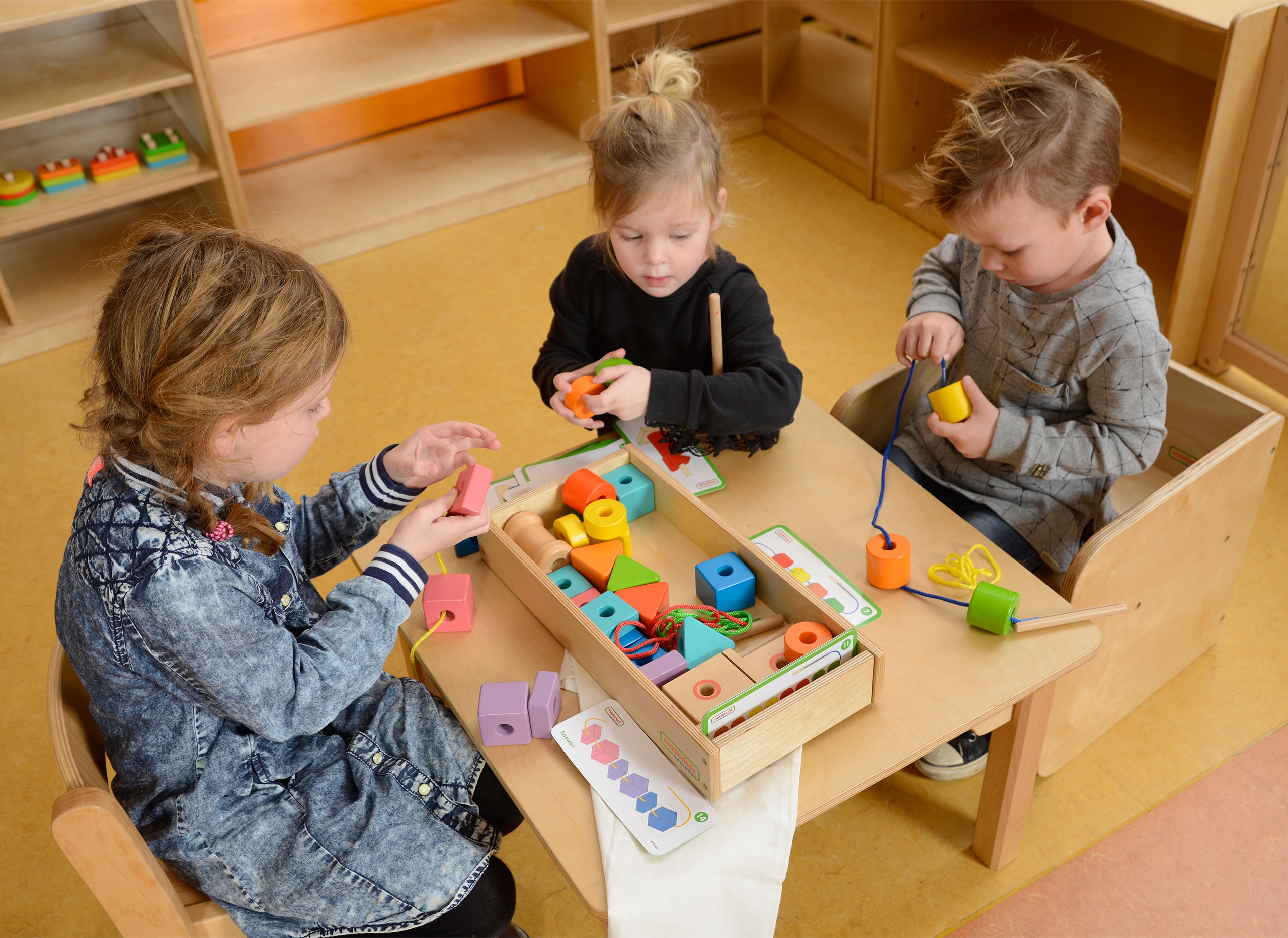 Duża drewniana nawlekanka sznurowanka montessori