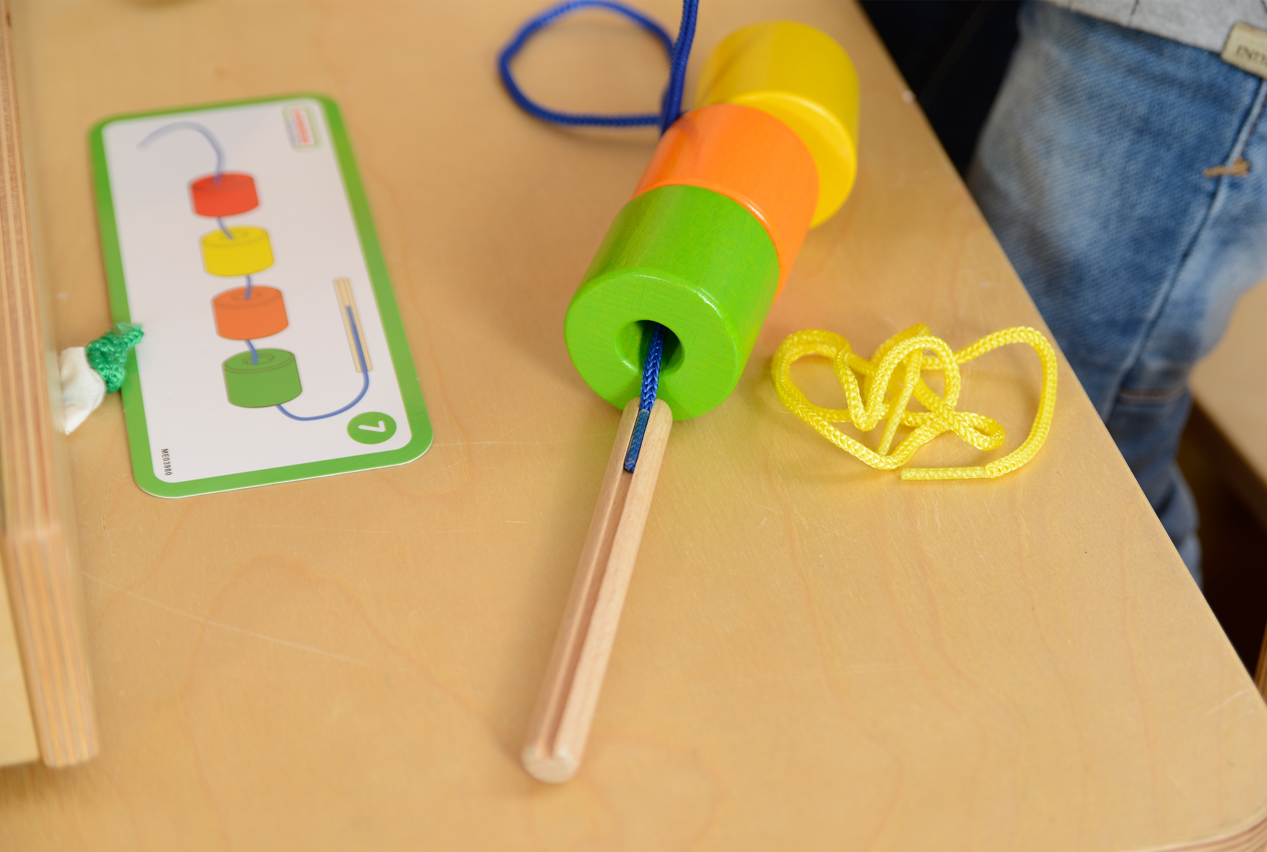 Duża drewniana nawlekanka sznurowanka montessori