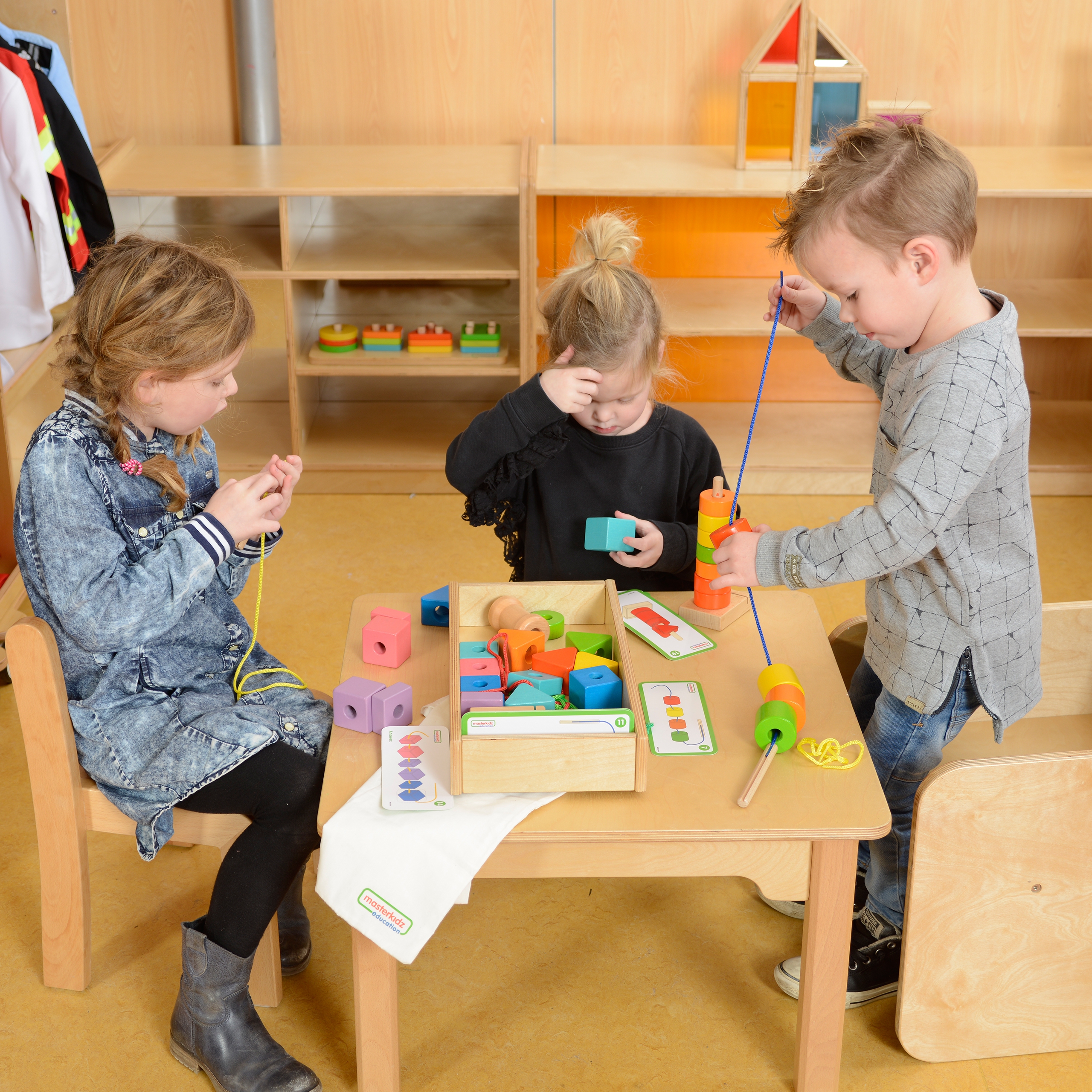 Duża drewniana nawlekanka sznurowanka montessori
