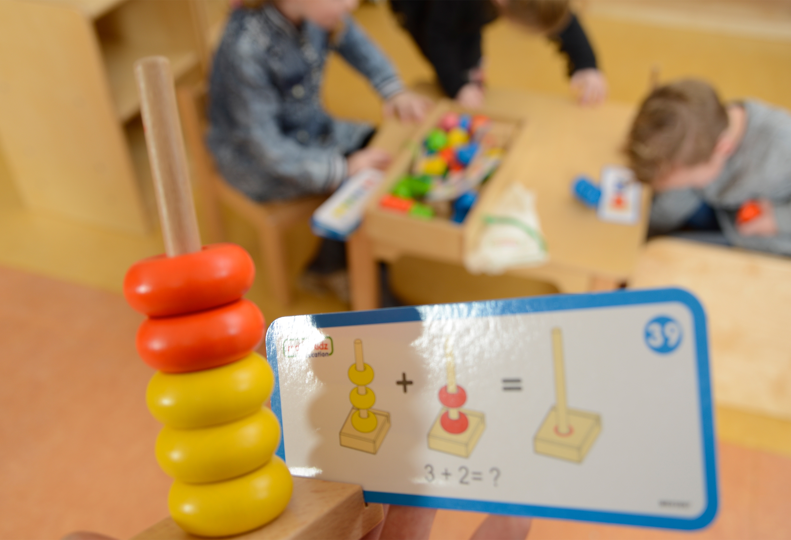 MASTERKIDZ Duża Drewniana Nawlekanka Sznurowanka Karty w pudełku Montessori