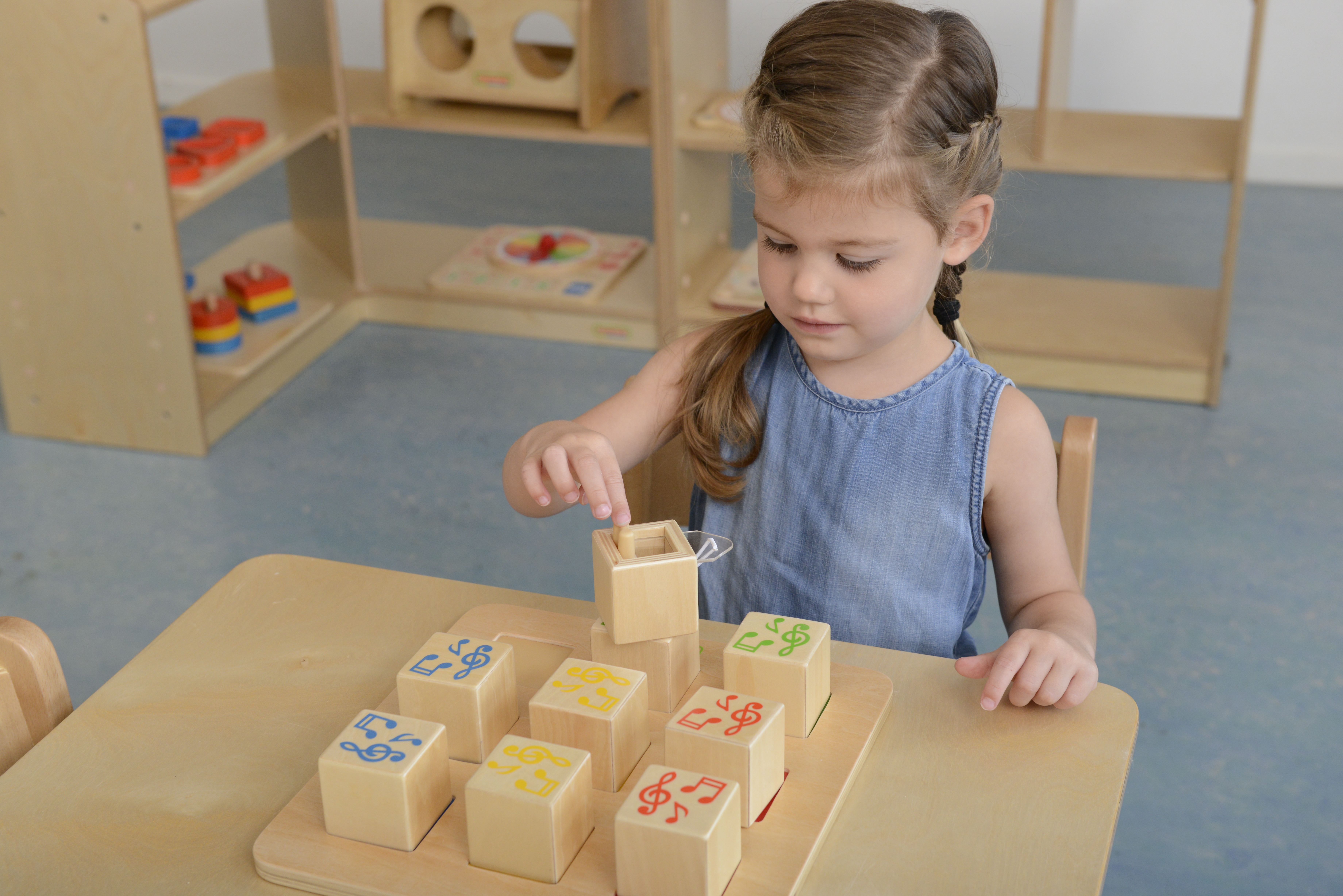 Drewniany sorter sensoryczny łączenie dźwięków montessori
