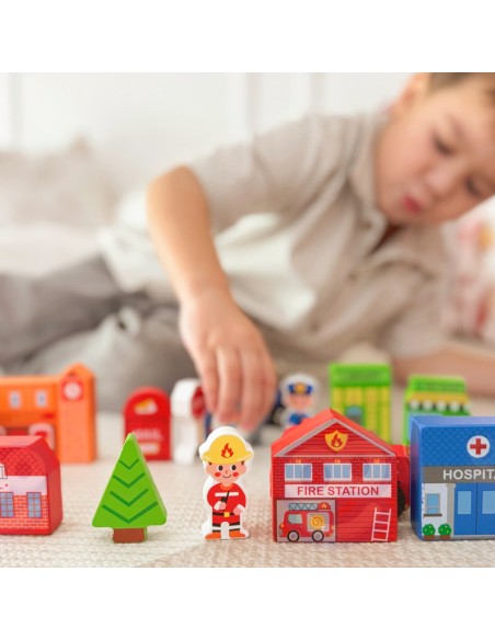 Medinių pastatų ir figūrėlių rinkinys „Miestas“ TOOKY TOY – Žaislas