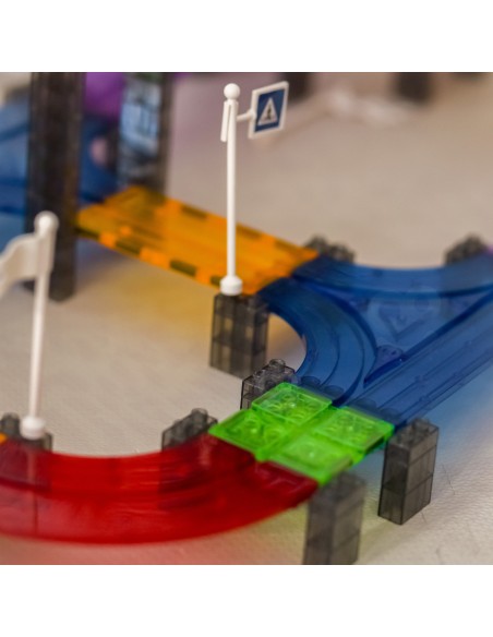 WOOPIE Magnetische Autorennbahn 137-tlg. + Auto – Rennset
