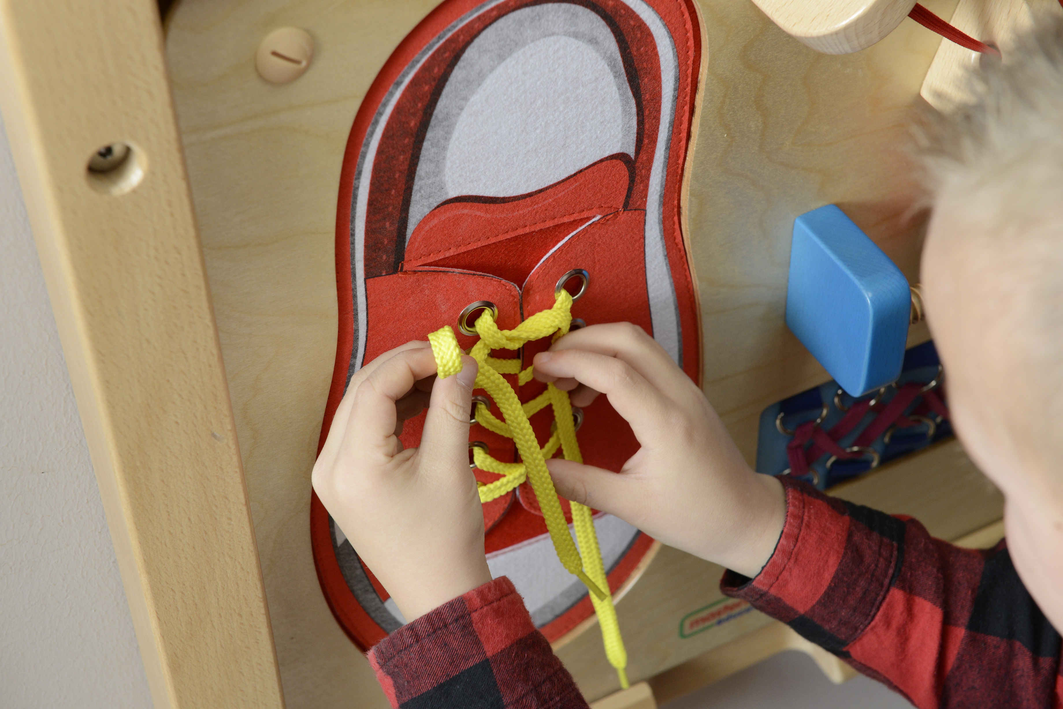 Tablica edukacyjna - zręczność manualna sznurowanie montessori