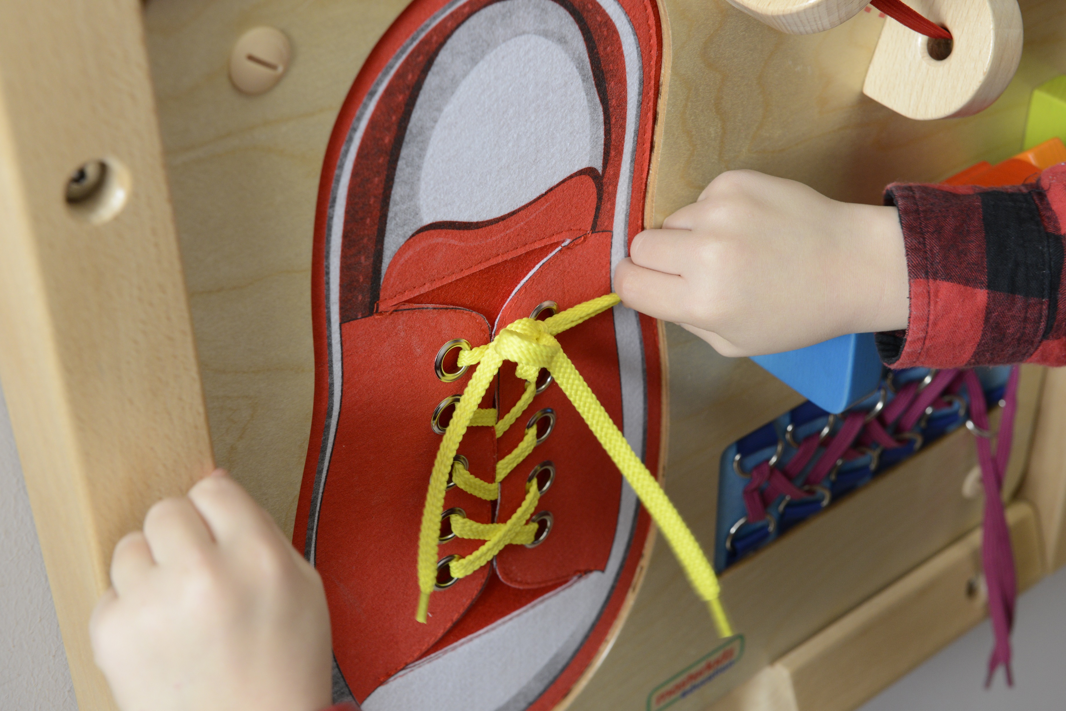 Tablica edukacyjna - zręczność manualna sznurowanie montessori