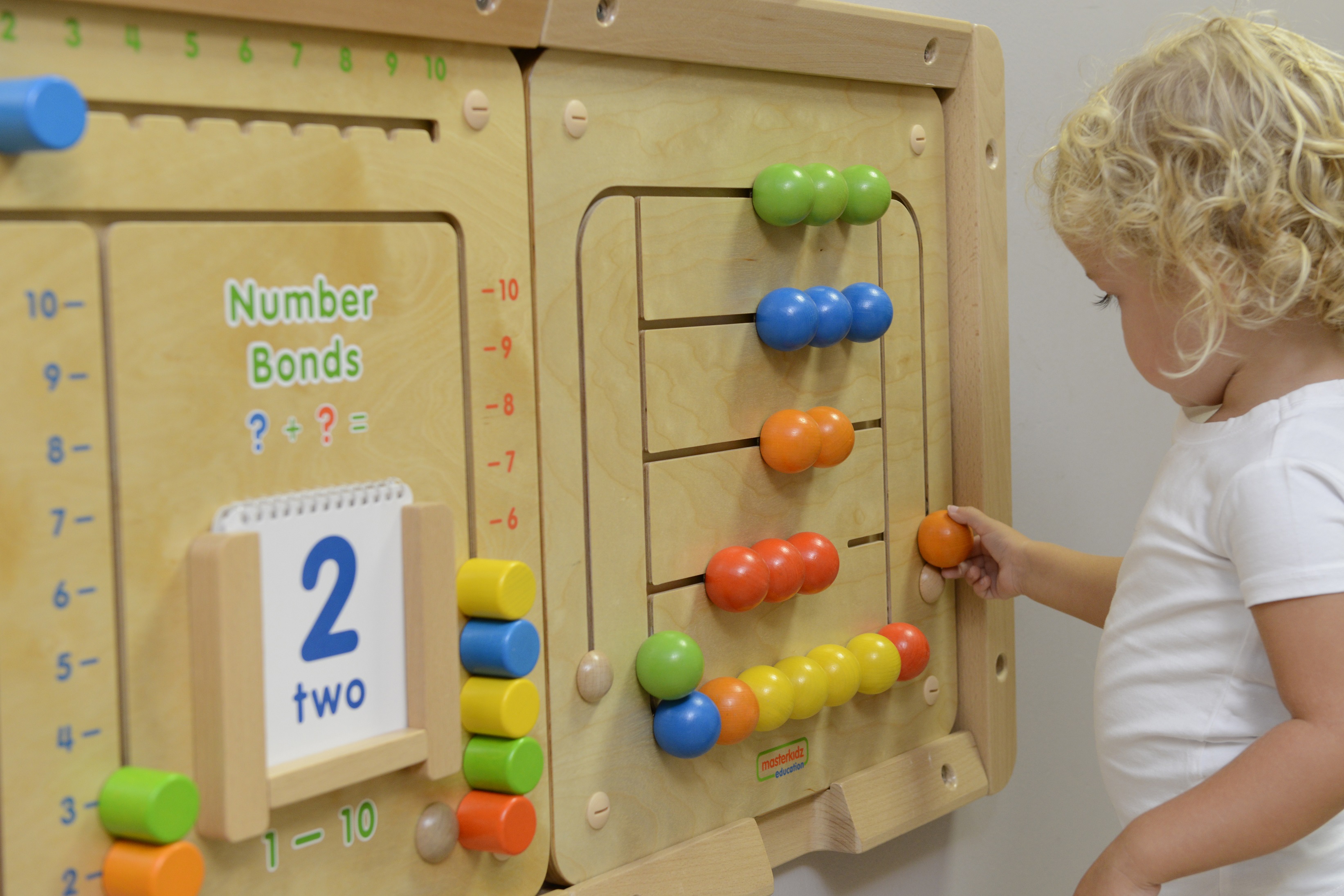 Tablica ścienna edukacyjna labirynt koraliki montessori