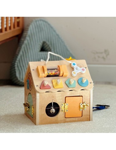 Drewniany domek manipulacyjny TOOKY TOY - zabawka z zamkami