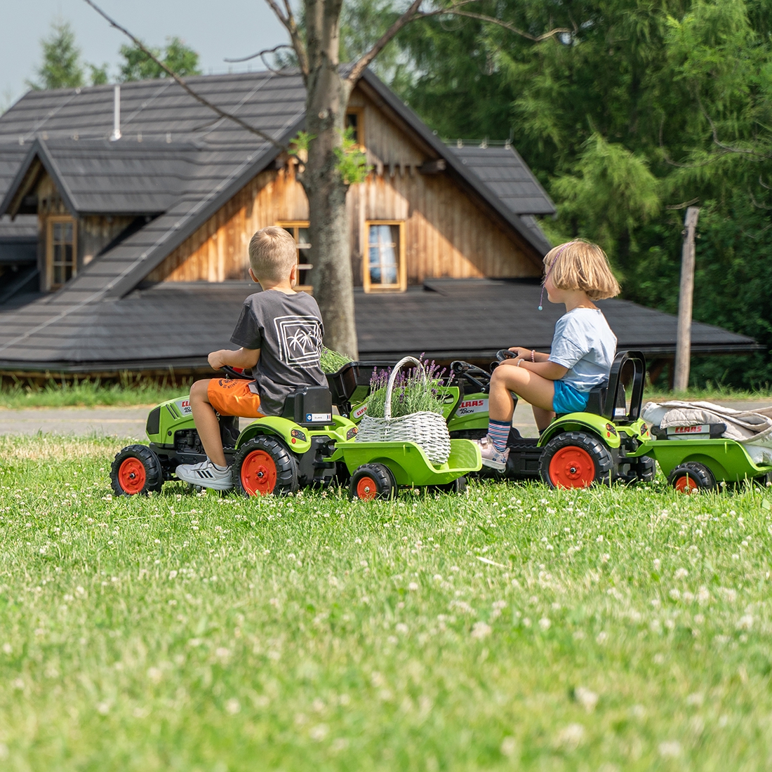 Traktor claas zielony na pedały z przyczepą + klakson od 2 lat.