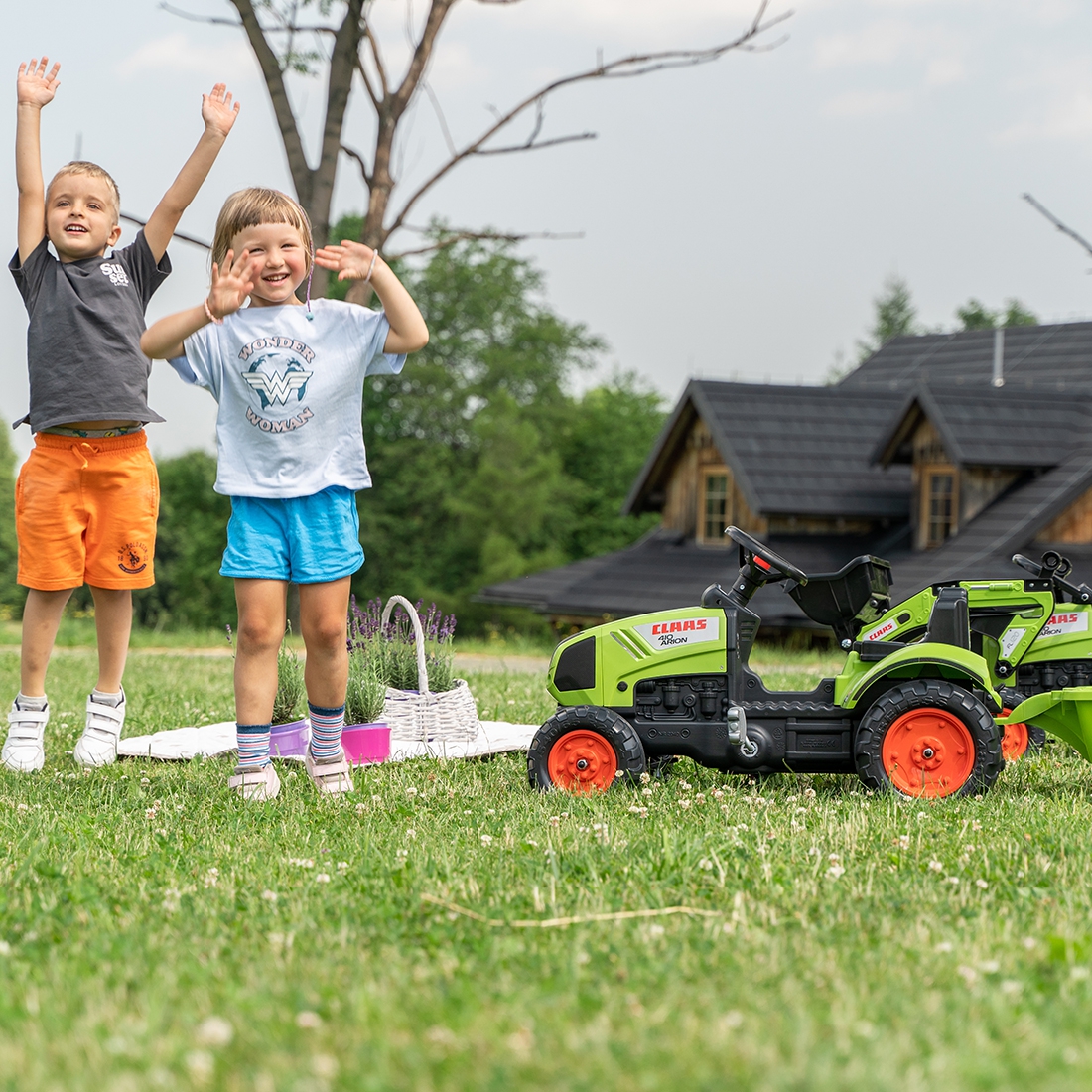 Traktor claas zielony na pedały z przyczepą + klakson od 2 lat.