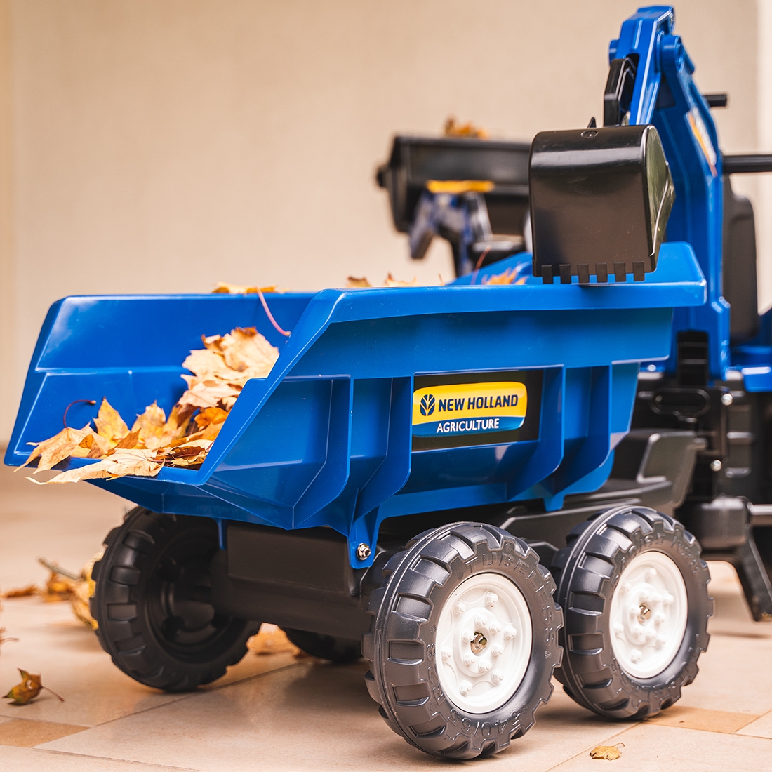 Traktorek new holland na pedały niebieski z przyczepką od 3 lat