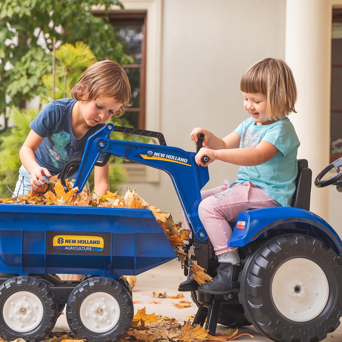 Traktorek new holland na pedały niebieski z przyczepką od 3 lat