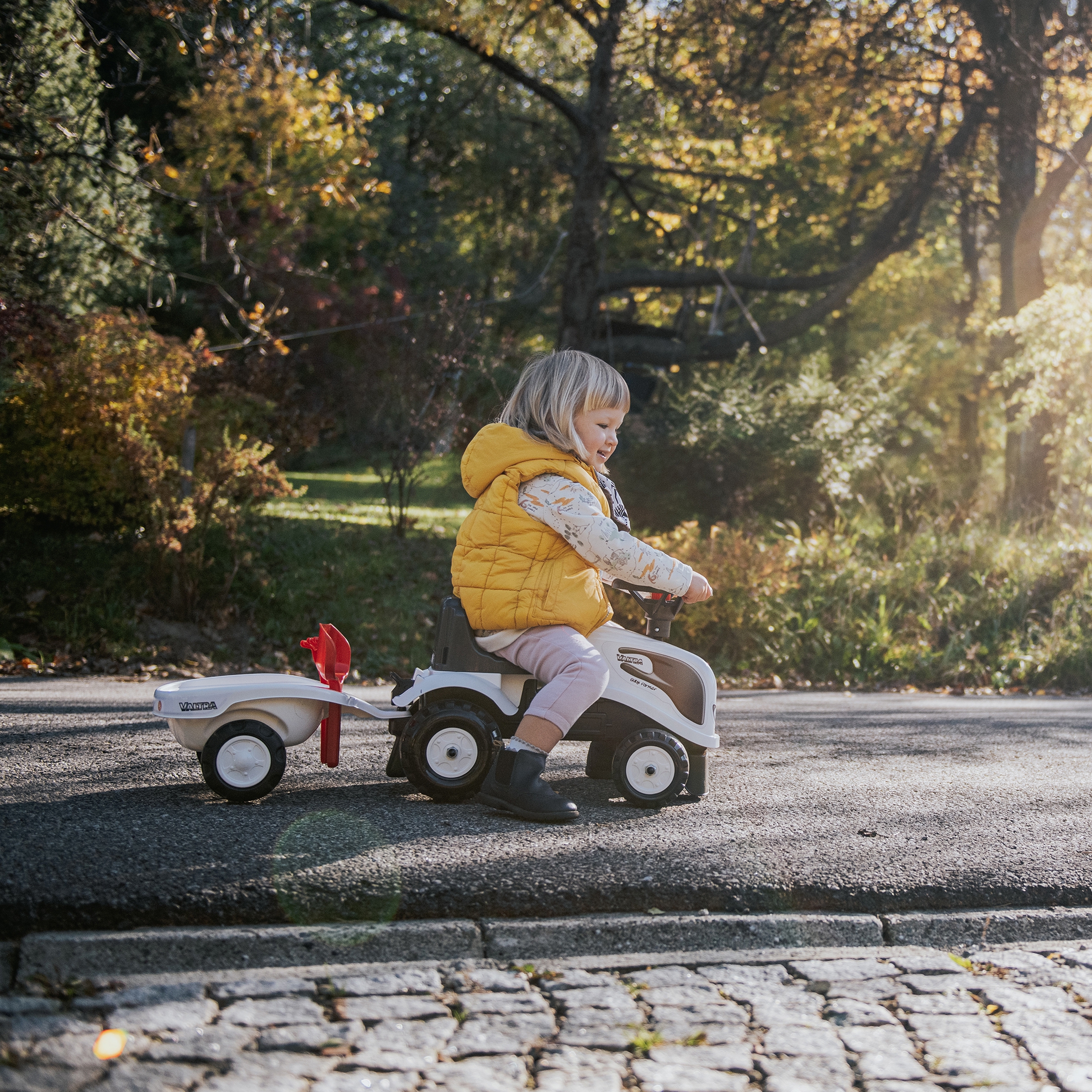 Traktorek baby valtra biały z przyczepką + akc. od 1 roku