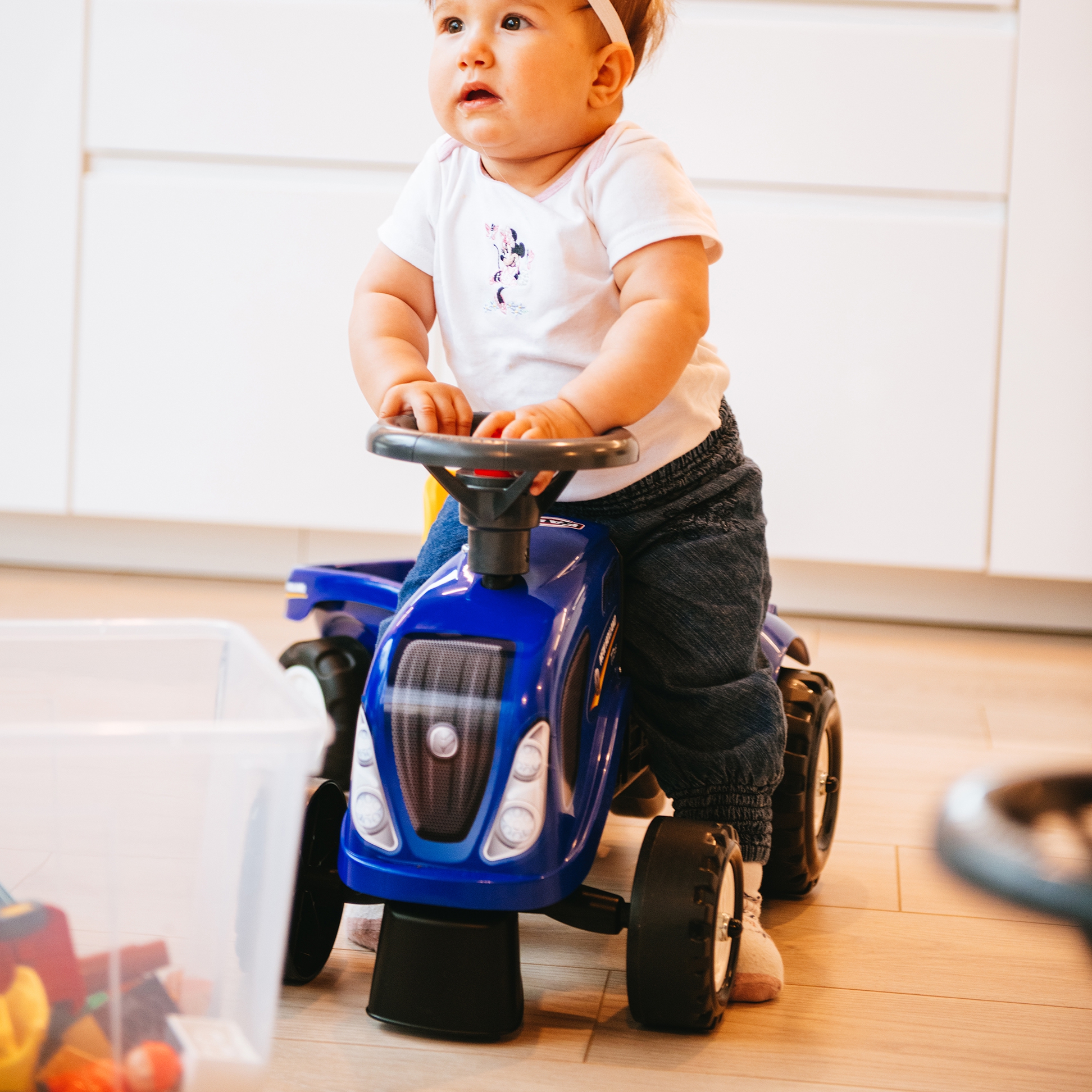 Traktorek baby new holland niebieski z przyczepką + akc. od 1 roku