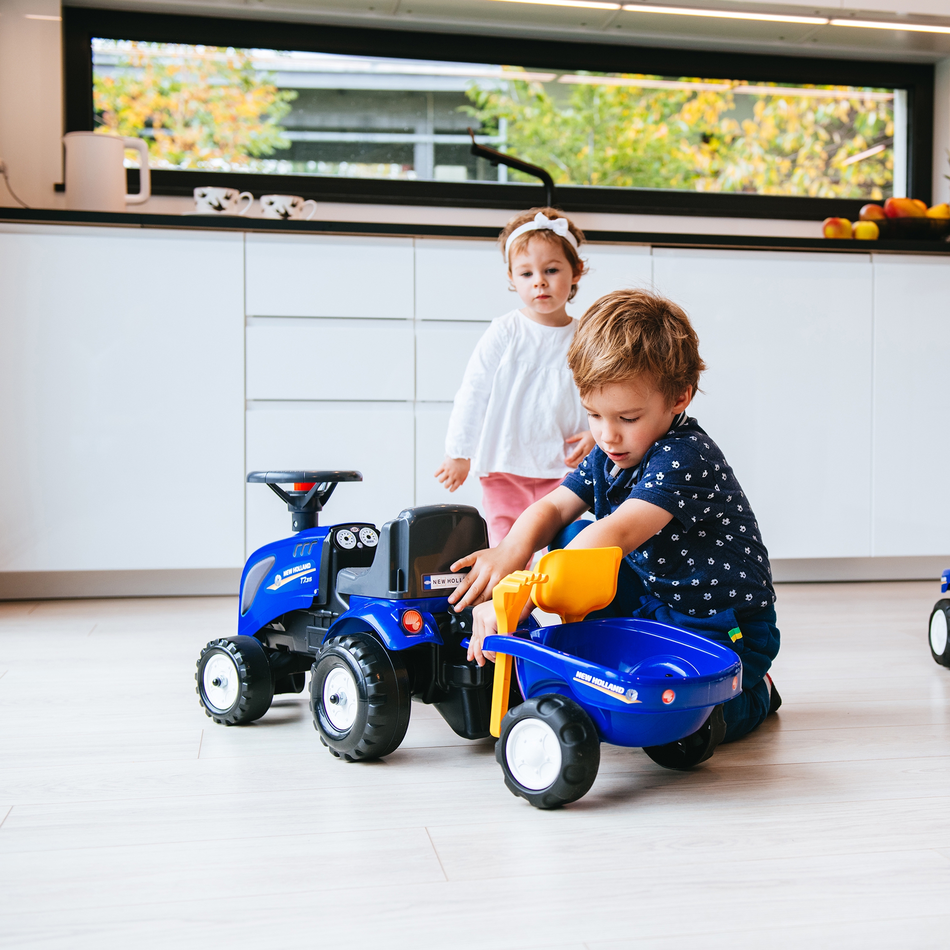 Traktorek baby new holland niebieski z przyczepką + akc. od 1 roku