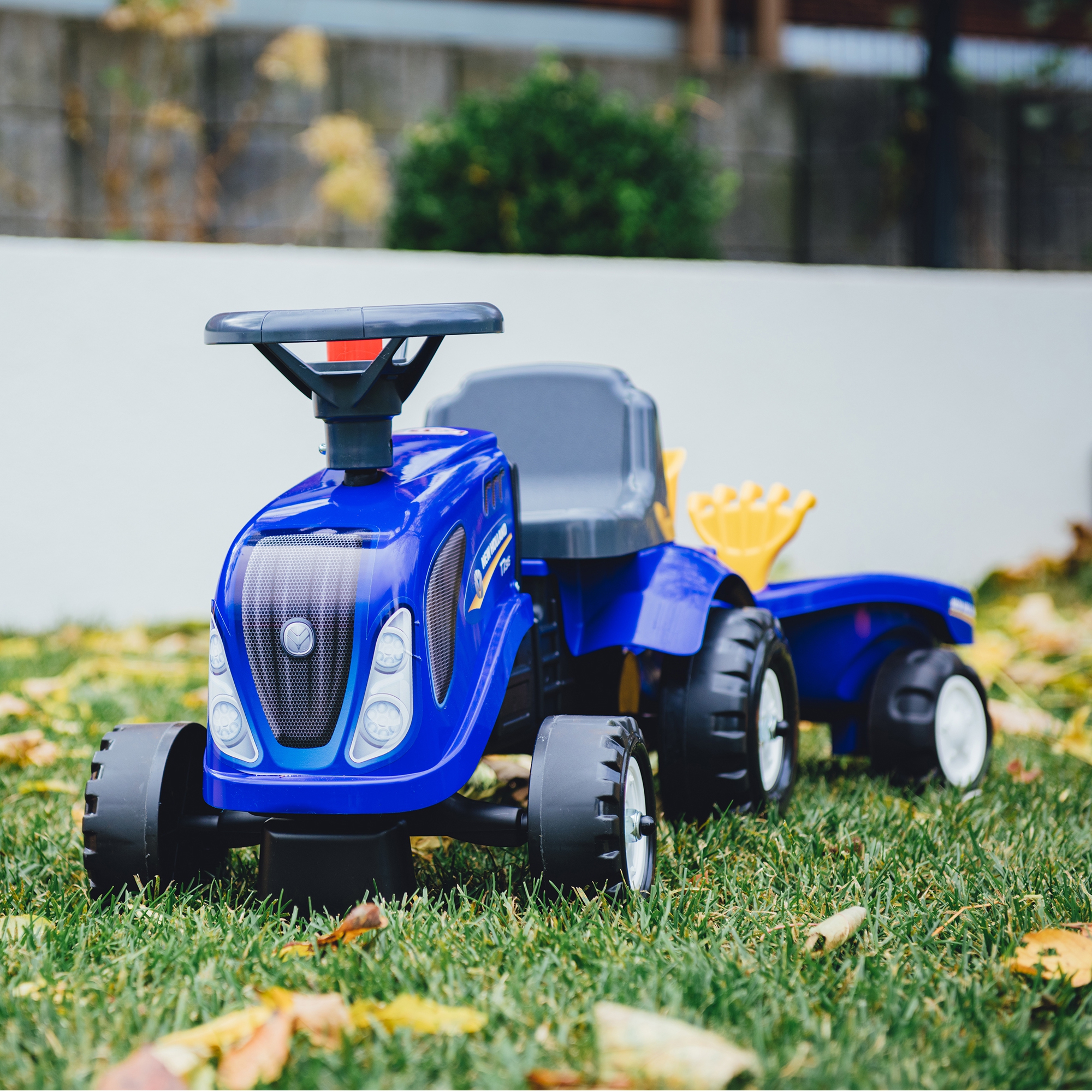 Traktorek baby new holland niebieski z przyczepką + akc. od 1 roku