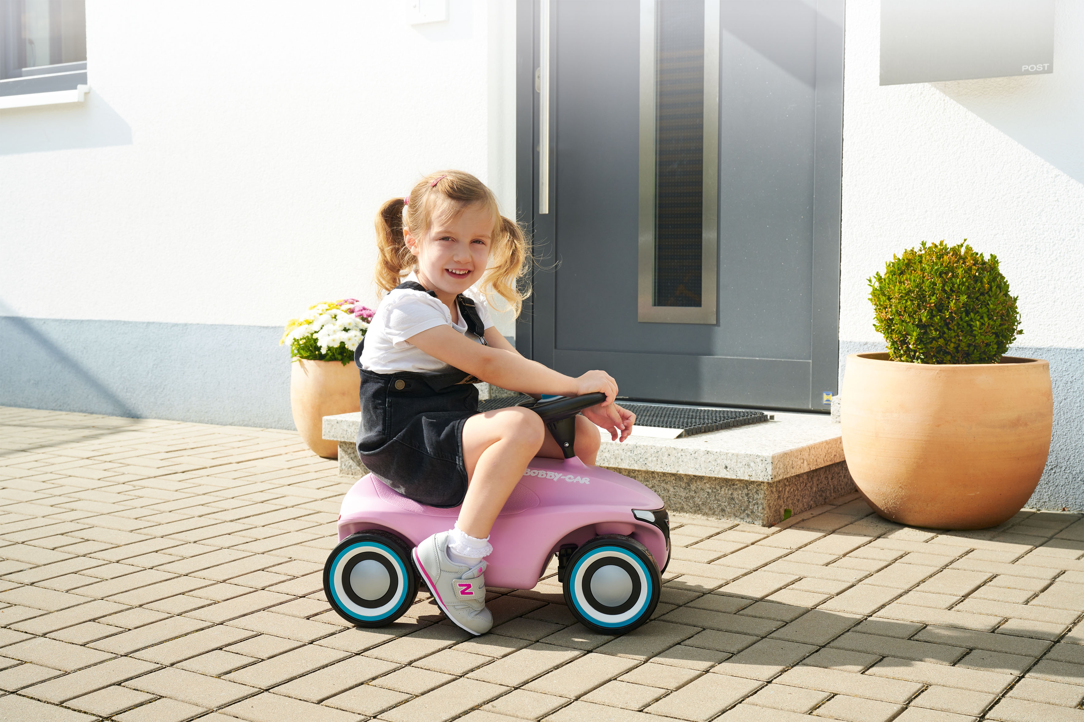 Różowy jeżdzik pchacz bobby car neo pink dla dzieci