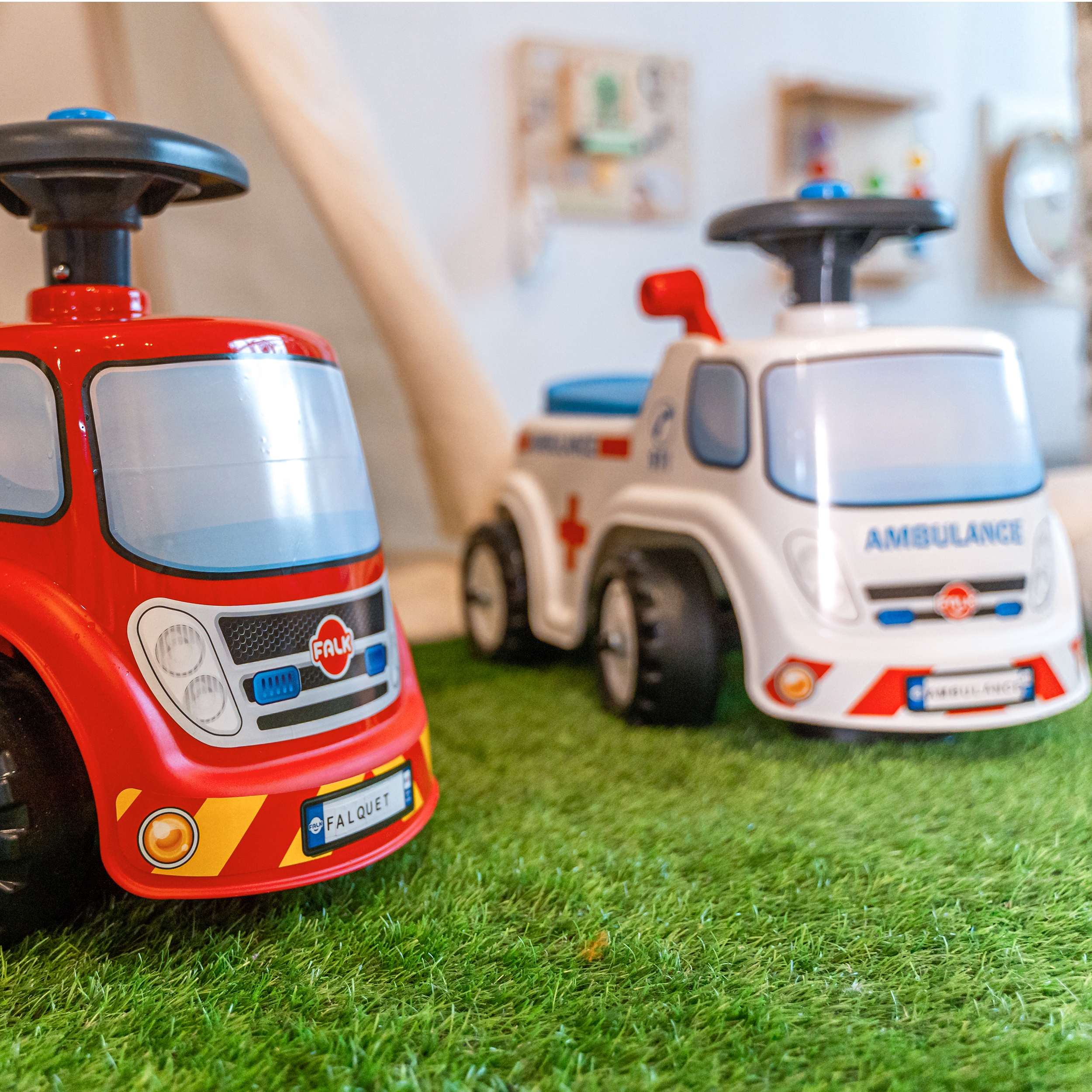 Jeździk samochód ambulans z klaksonem od 1 roku