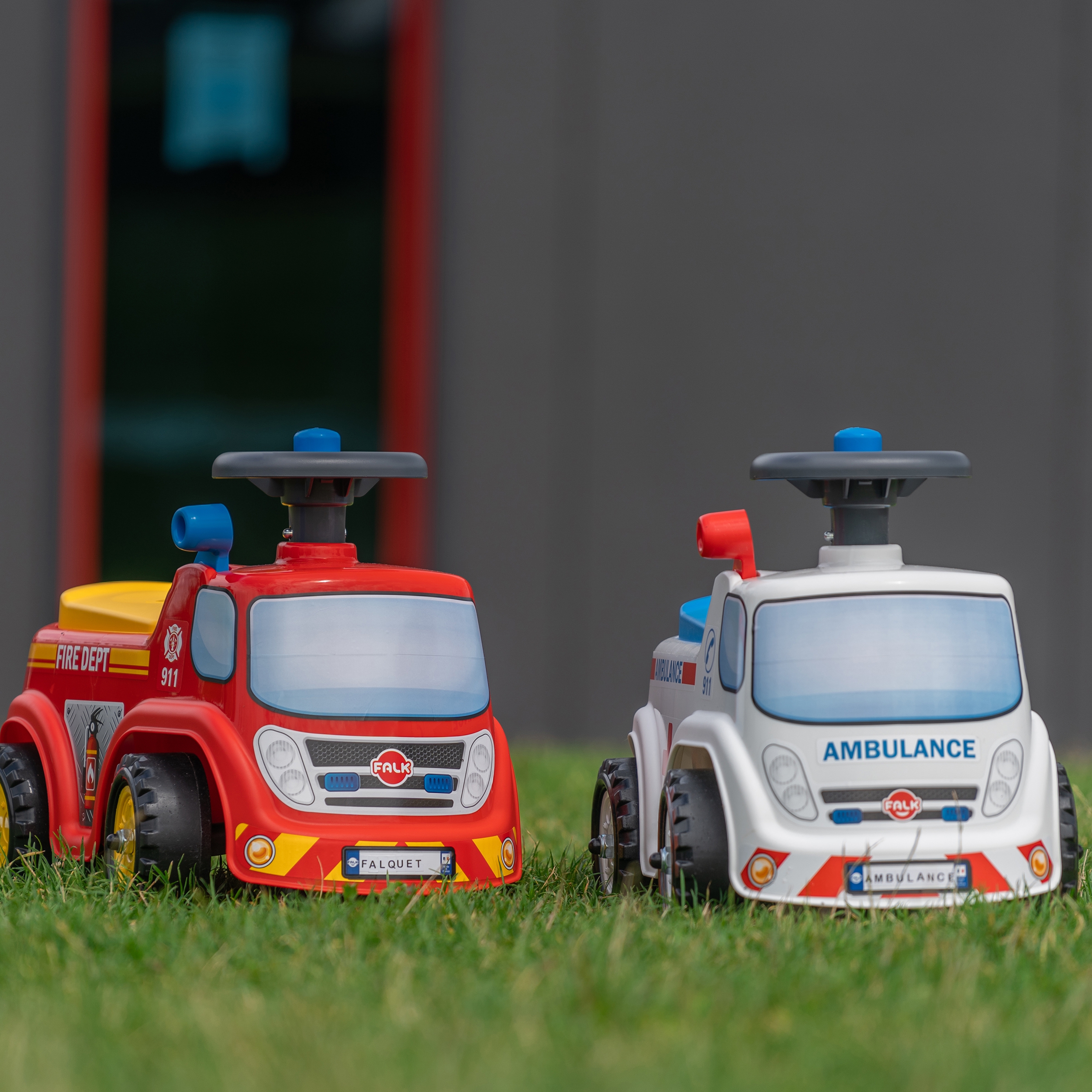 Jeździk samochód ambulans z klaksonem od 1 roku