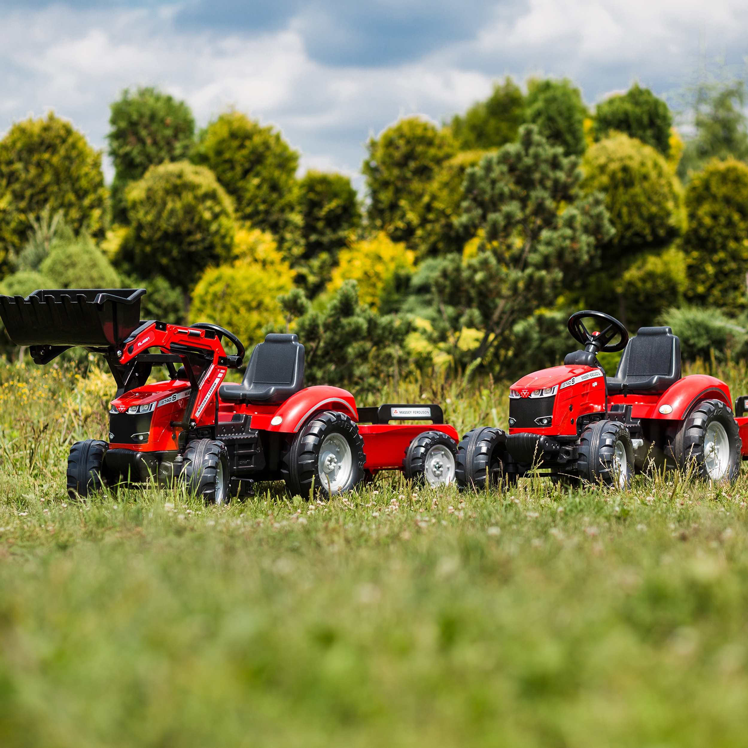 Traktor massey ferguson czerwony na pedały z przyczepką od 3 lat