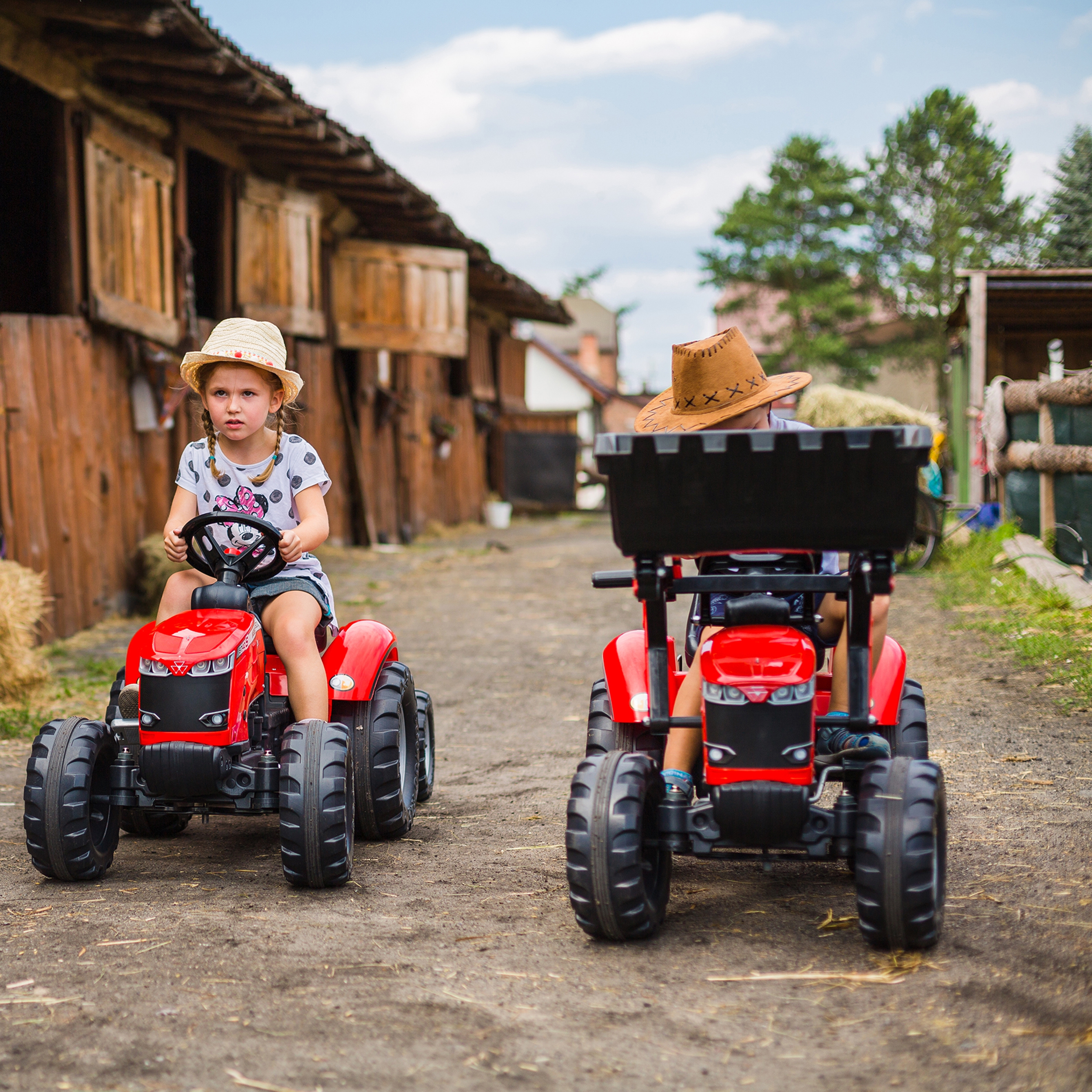 Traktor massey ferguson czerwony na pedały z przyczepką od 3 lat