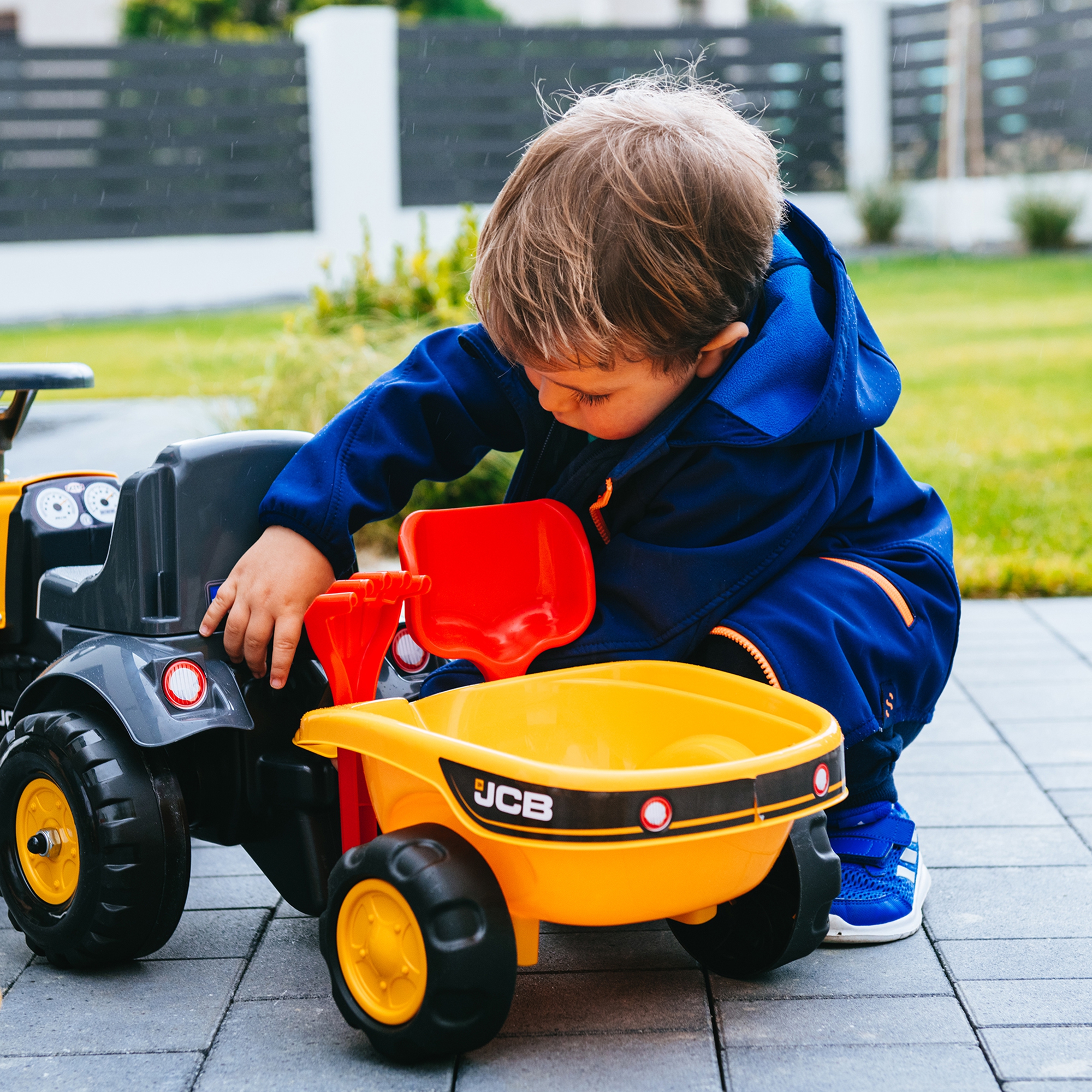Traktorek jcb pomarańćzowy z przyczepką od 1 roku