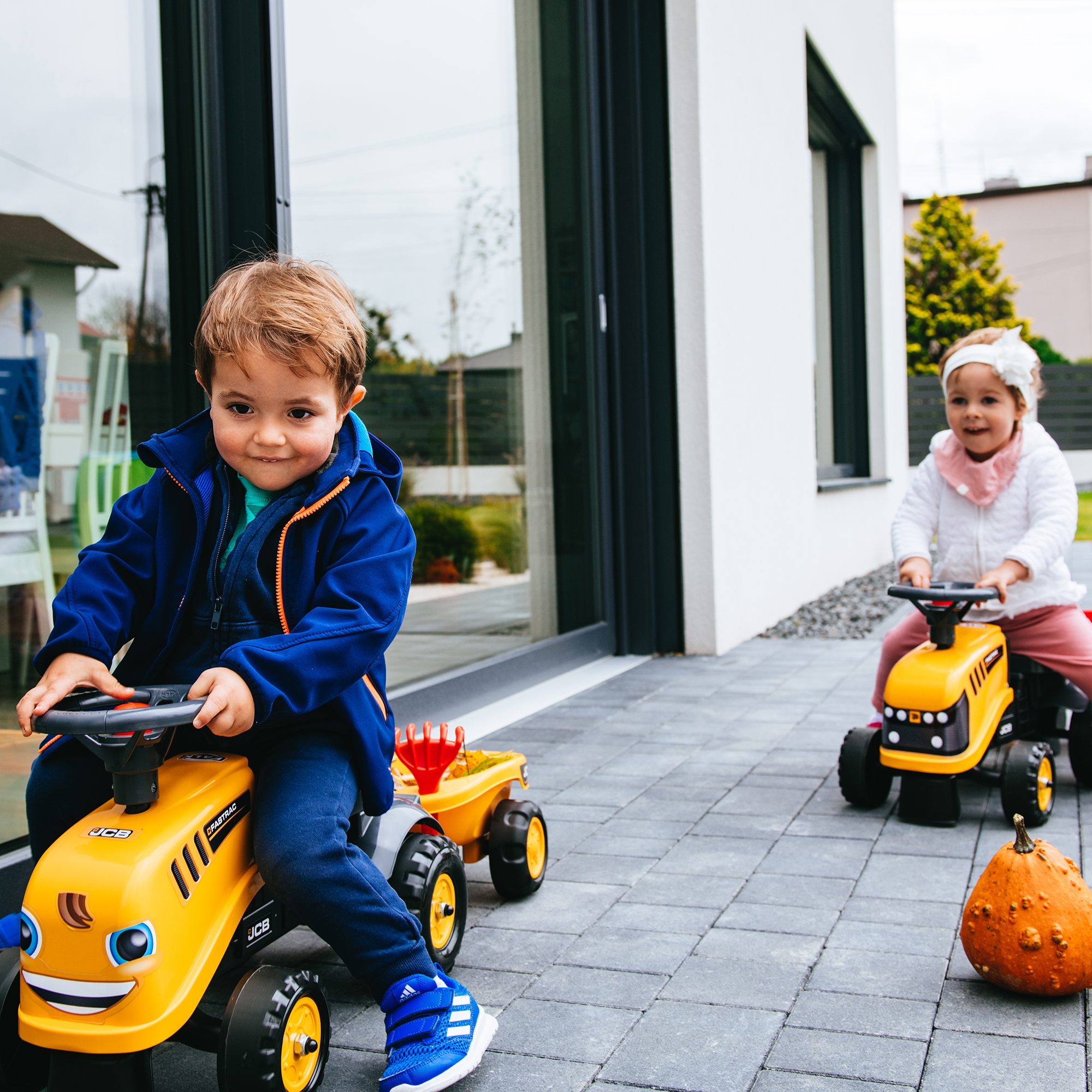 Traktorek jcb pomarańćzowy z przyczepką od 1 roku