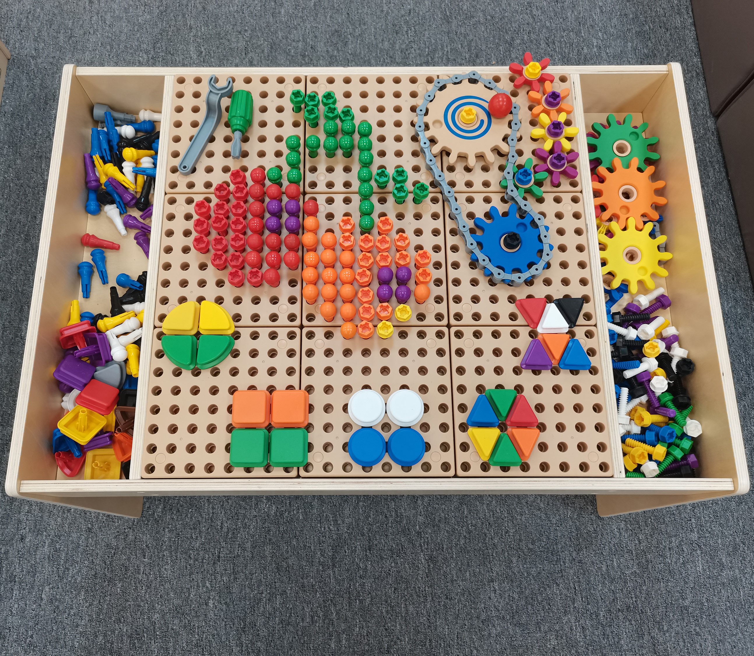 Drewniany stół edukacyjny + akcesoria stem wall