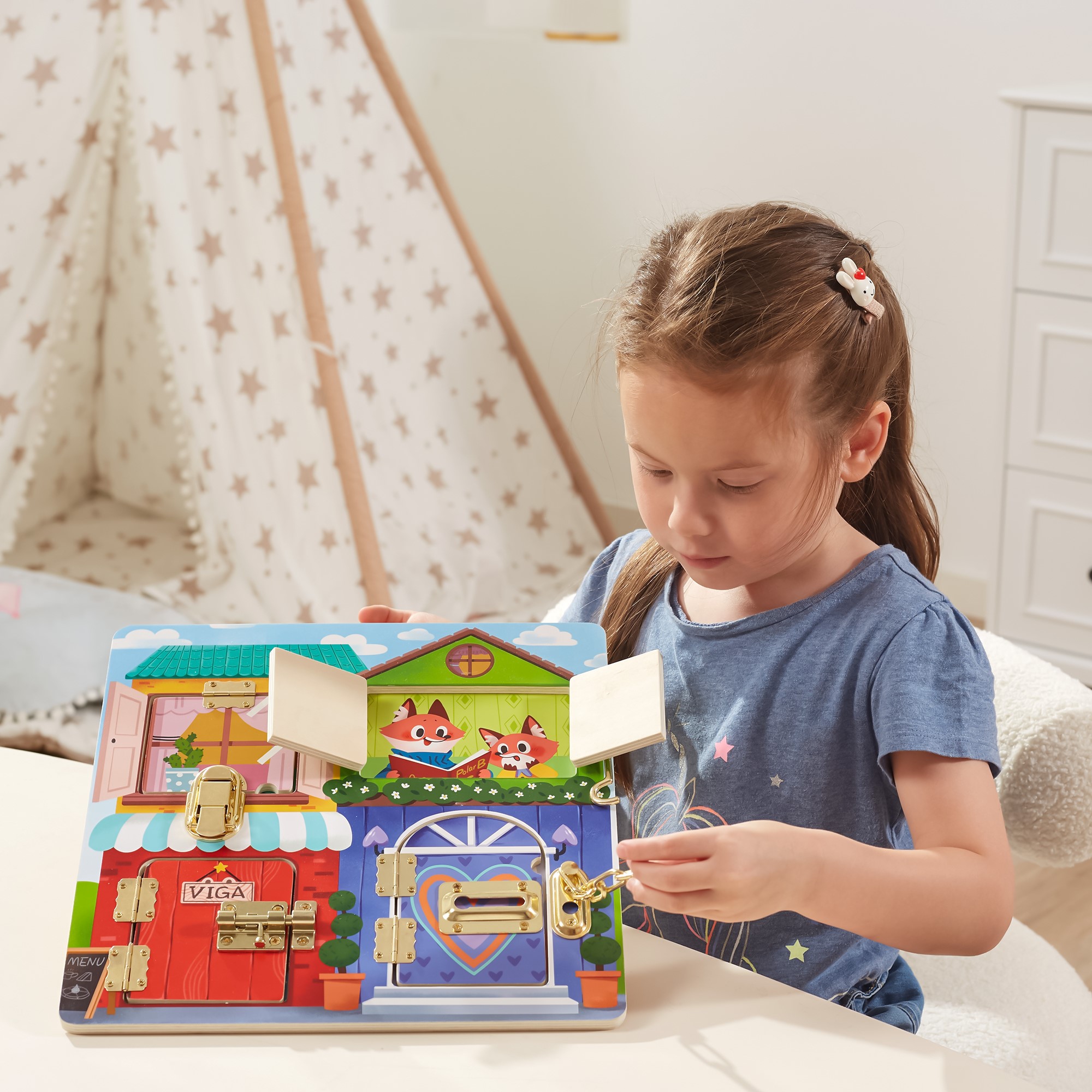 Drewniana tablica manipulacyjna otwieranie zamków i zatrzasków domek montessori