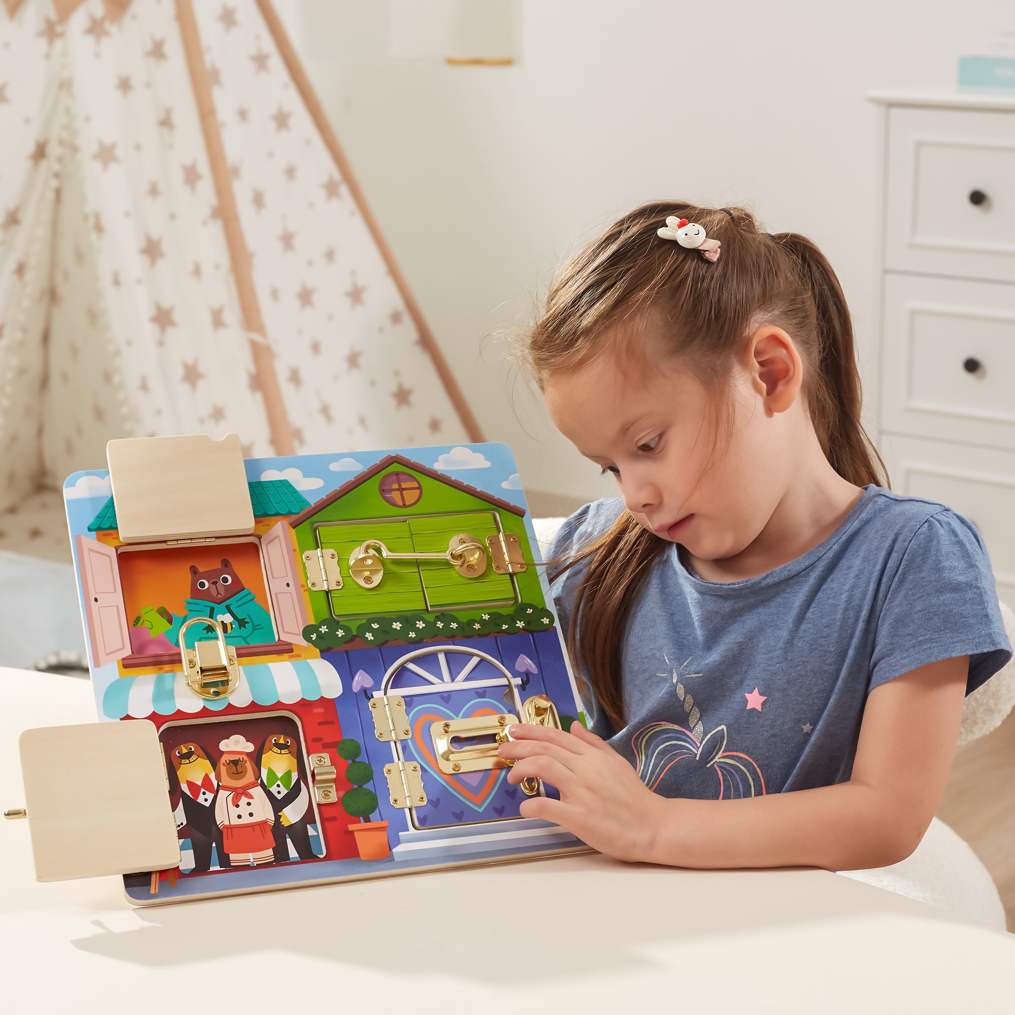 Drewniana tablica manipulacyjna otwieranie zamków i zatrzasków domek montessori